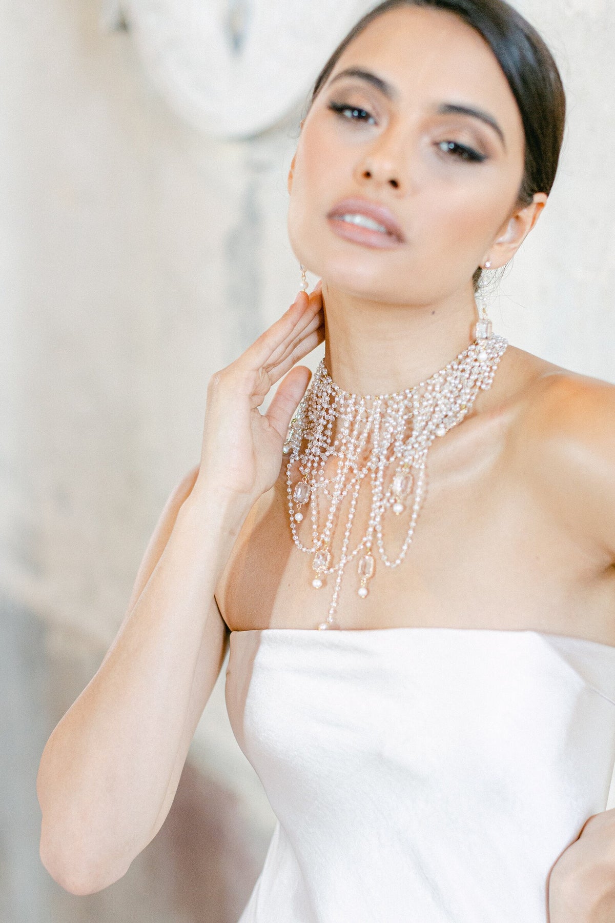 Tsarina ivoorkleurig en goudkleurig bruids halsstuk van Hanna Peters × Gibson Bespoke met glazen parels, smaragdgeslepen kristallen, goudverguld filigraan en een verstelbare ketting.