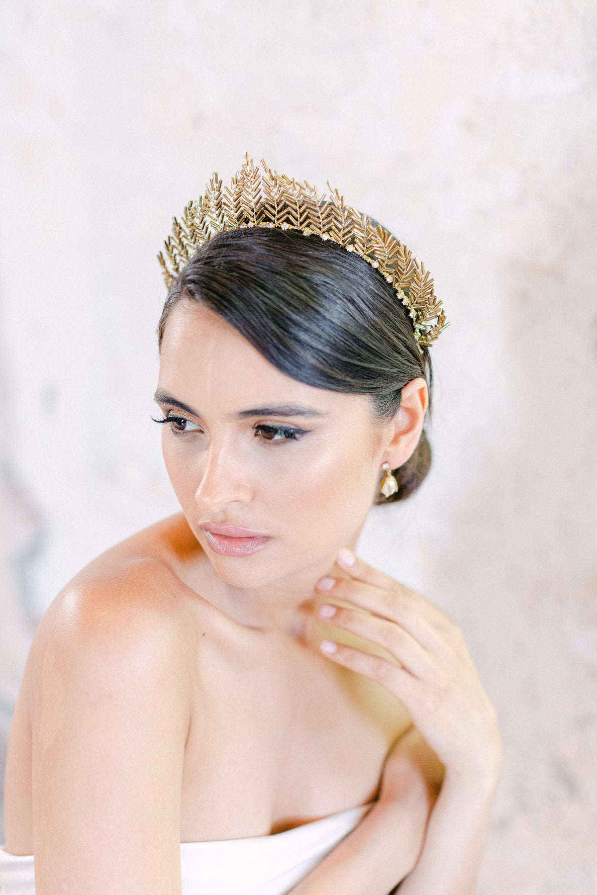 Varen botanische bruids haarband in brons van Hanna Peters × Gibson Bespoke met handgemaakte varenbladeren van glinsterende glaskralen en verfijnde kristallen.