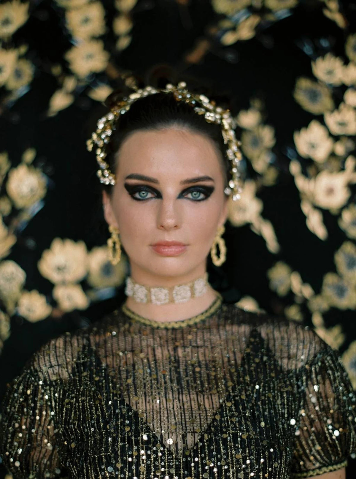 Wenen luxe gouden botanisch bruids haarsieraad van Hanna Peters × Gibson Bespoke met handvergulde bladeren, gouden Swarovski-kristallen en champagnekleurige parels, geïnspireerd op Gustav Klimt.