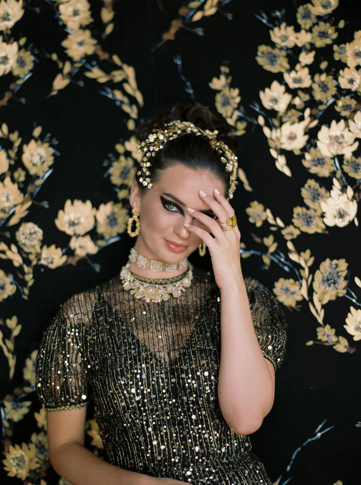 Wenen luxe gouden botanisch bruids haarsieraad van Hanna Peters × Gibson Bespoke met handvergulde bladeren, gouden Swarovski-kristallen en champagnekleurige parels, geïnspireerd op Gustav Klimt.