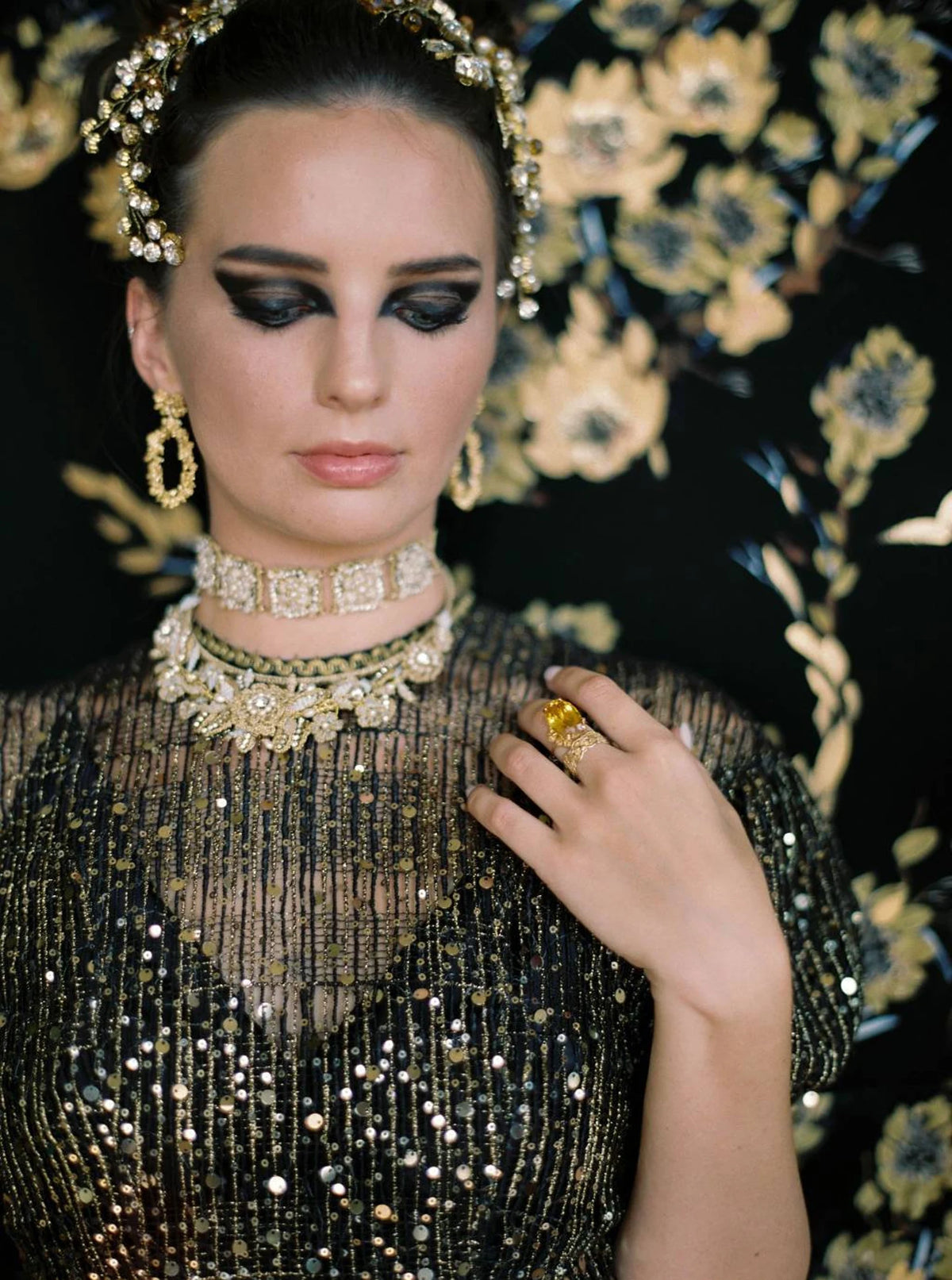 Wenen luxe gouden botanisch bruids haarsieraad van Hanna Peters × Gibson Bespoke met handvergulde bladeren, gouden Swarovski-kristallen en champagnekleurige parels, geïnspireerd op Gustav Klimt.