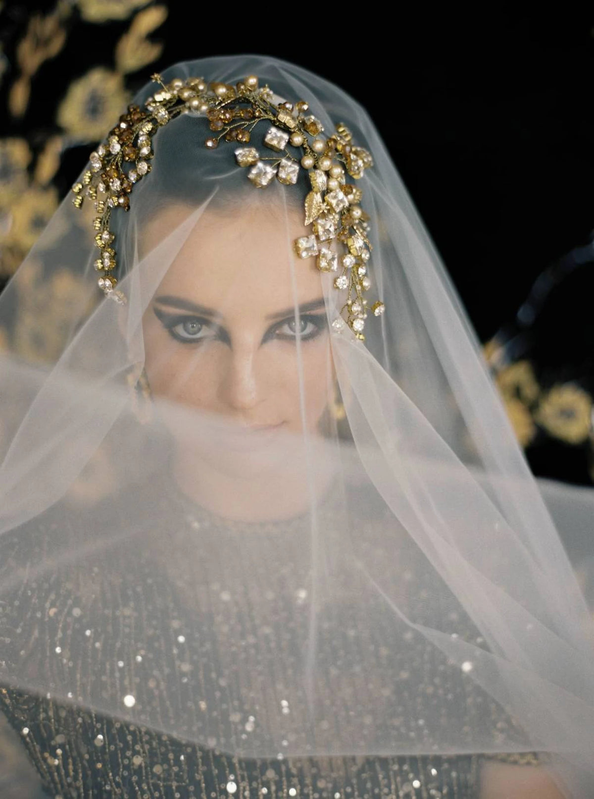 Wenen luxe gouden botanisch bruids haarsieraad van Hanna Peters × Gibson Bespoke met handvergulde bladeren, gouden Swarovski-kristallen en champagnekleurige parels, geïnspireerd op Gustav Klimt.