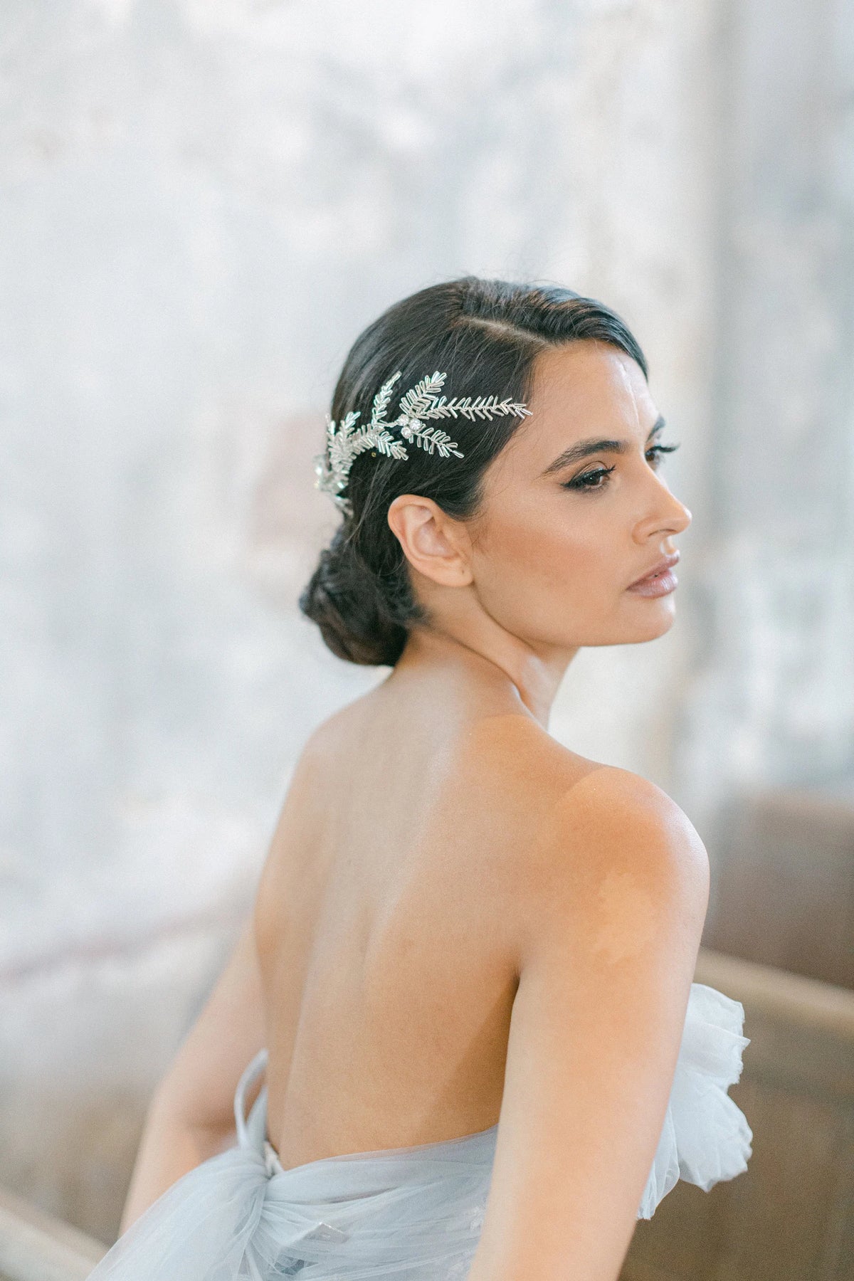 Artemesie zilveren bruids haarrank van Hanna Peters × Gibson Bespoke met glanzende zilverkleurige bugelkralen, fonkelende kristallen en flexibele botanische takken.