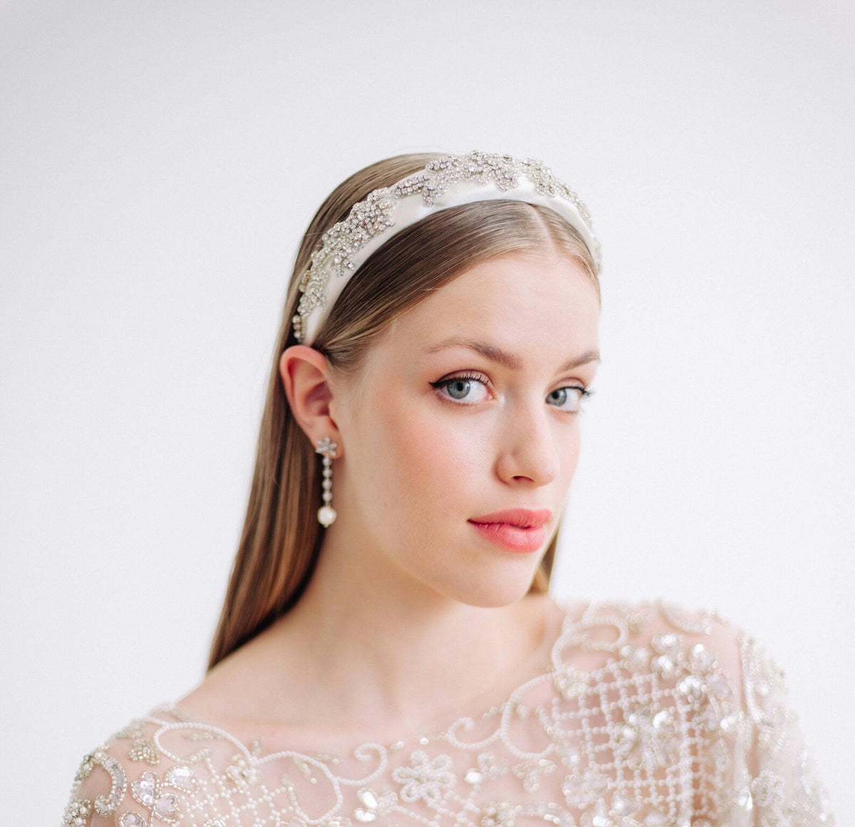 Ivoor zijden bruidshoofdband Chloe met handgeborduurde kristallen in zilverkleurige omhulsels, Hanna Peters x Gibson Bespoke