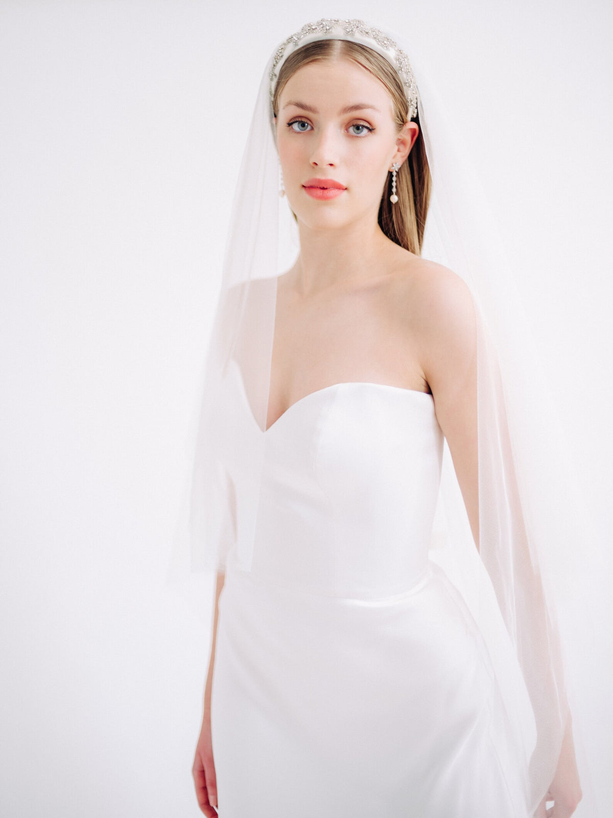 Ivoor zijden bruidshoofdband Chloe met handgeborduurde kristallen in zilverkleurige omhulsels, Hanna Peters x Gibson Bespoke