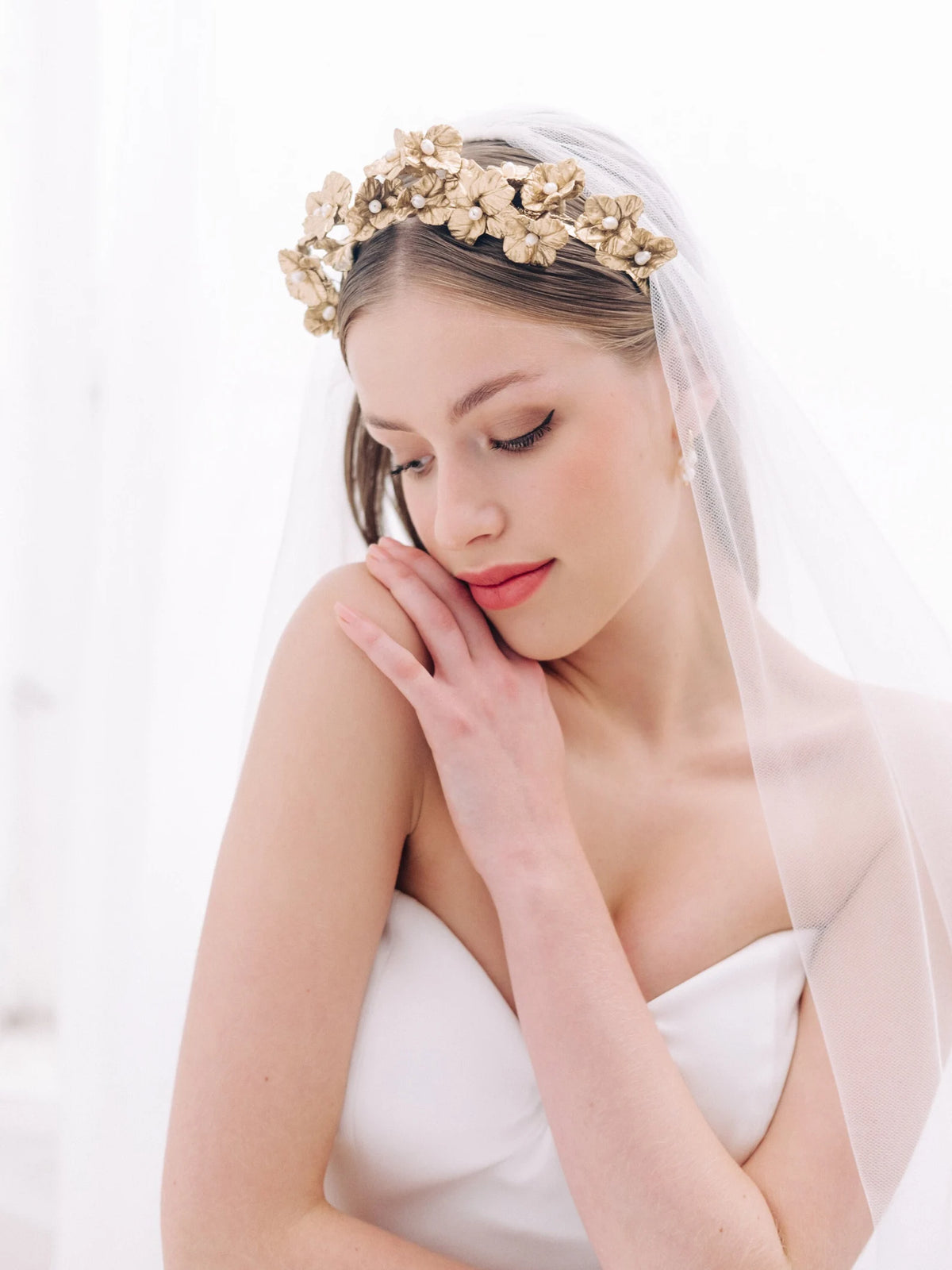 Cora - Antiek gouden porseleinen bloemen haarband met barokparels - Antique Gold Porcelain Flower Headband with Baroque Pearls Hanna Peters x Gibson Bespoke
