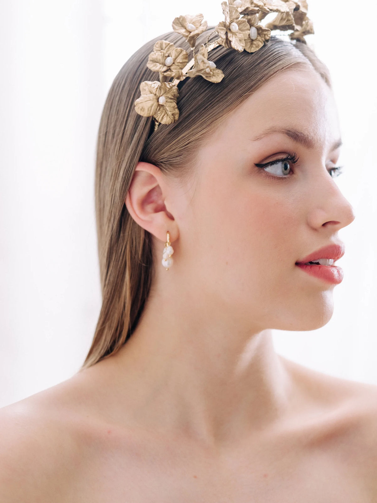 Cora - Antiek gouden porseleinen bloemen haarband met barokparels - Antique Gold Porcelain Flower Headband with Baroque Pearls Hanna Peters x Gibson Bespoke