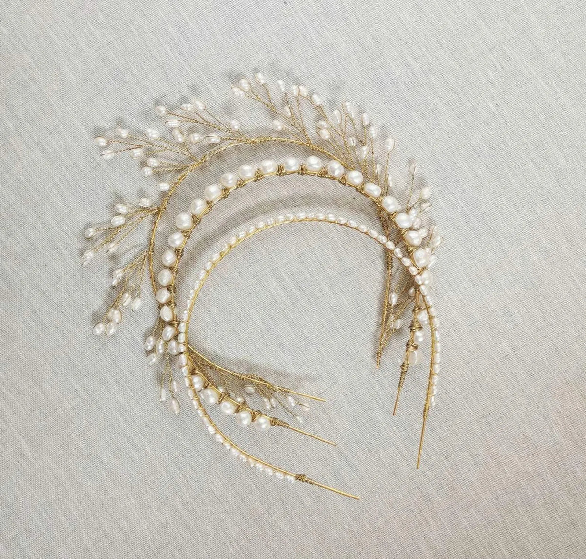Corselle gouden hoofdband met zoetwaterparels, trio van handgemaakte parelhoofdbanden van Hanna Peters x Gibson Bespoke