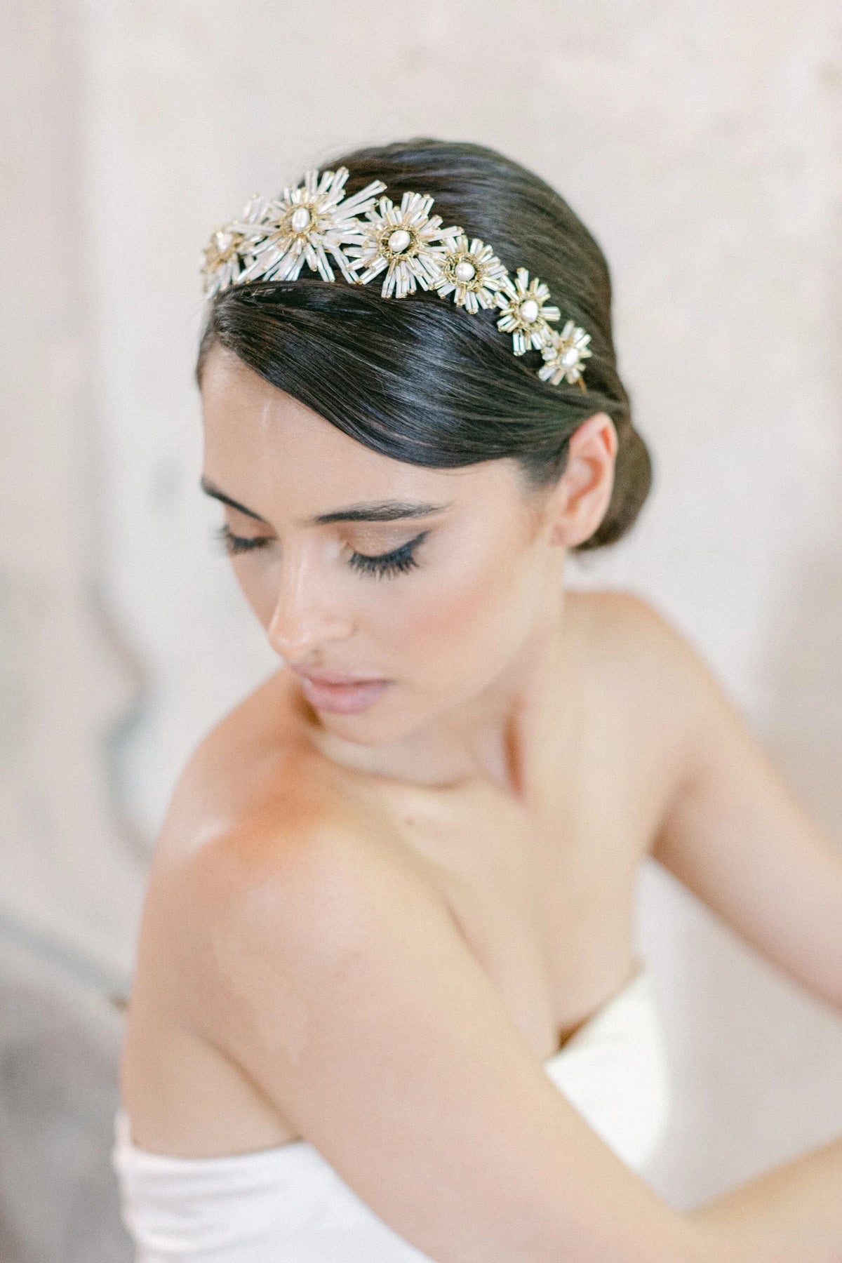 Dahlia ivoorkleurige bloemenhaarband met handgemaakte kralenbloemen en Zuidzeeparels, Hanna Peters x Gibson Bespoke