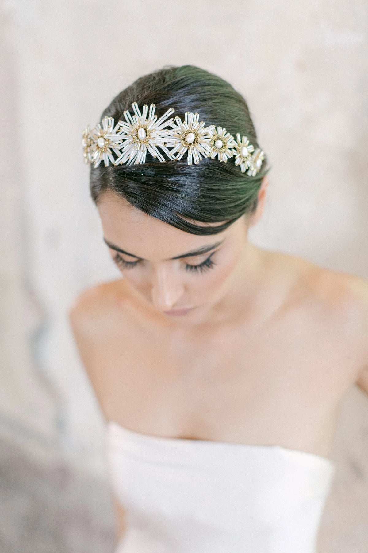 Dahlia ivoorkleurige bloemenhaarband met handgemaakte kralenbloemen en Zuidzeeparels, Hanna Peters x Gibson Bespoke