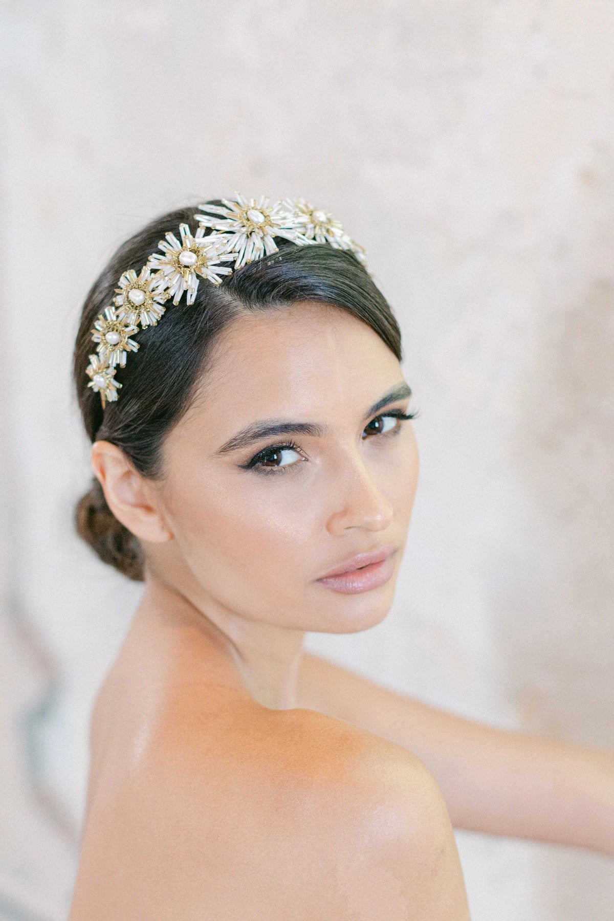 Dahlia ivoorkleurige bloemenhaarband met handgemaakte kralenbloemen en Zuidzeeparels, Hanna Peters x Gibson Bespoke