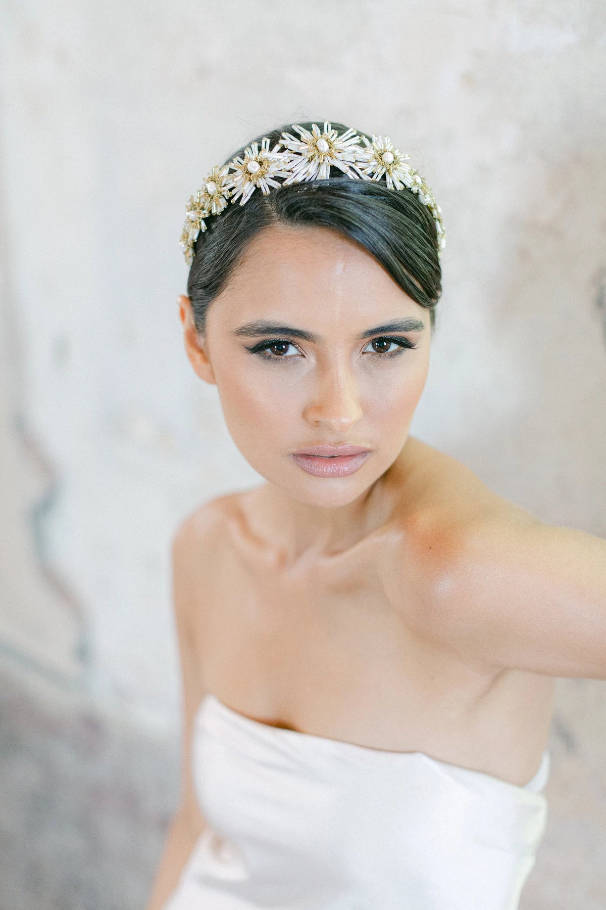Dahlia ivoorkleurige bloemenhaarband met handgemaakte kralenbloemen en Zuidzeeparels, Hanna Peters x Gibson Bespoke