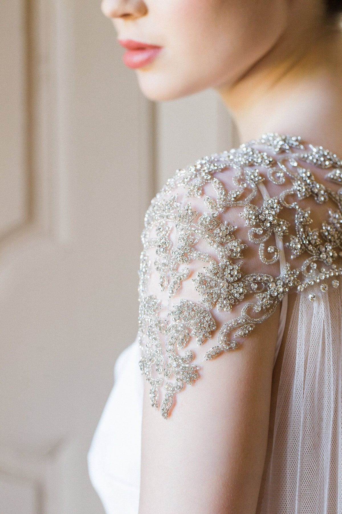 Damaris couture-bruidscape van Hanna Peters × Gibson Bespoke met handgeborduurde kristallen in geometrische patronen, een verfijnde schouderlijn en een zachte, vloeiende tule sleep.