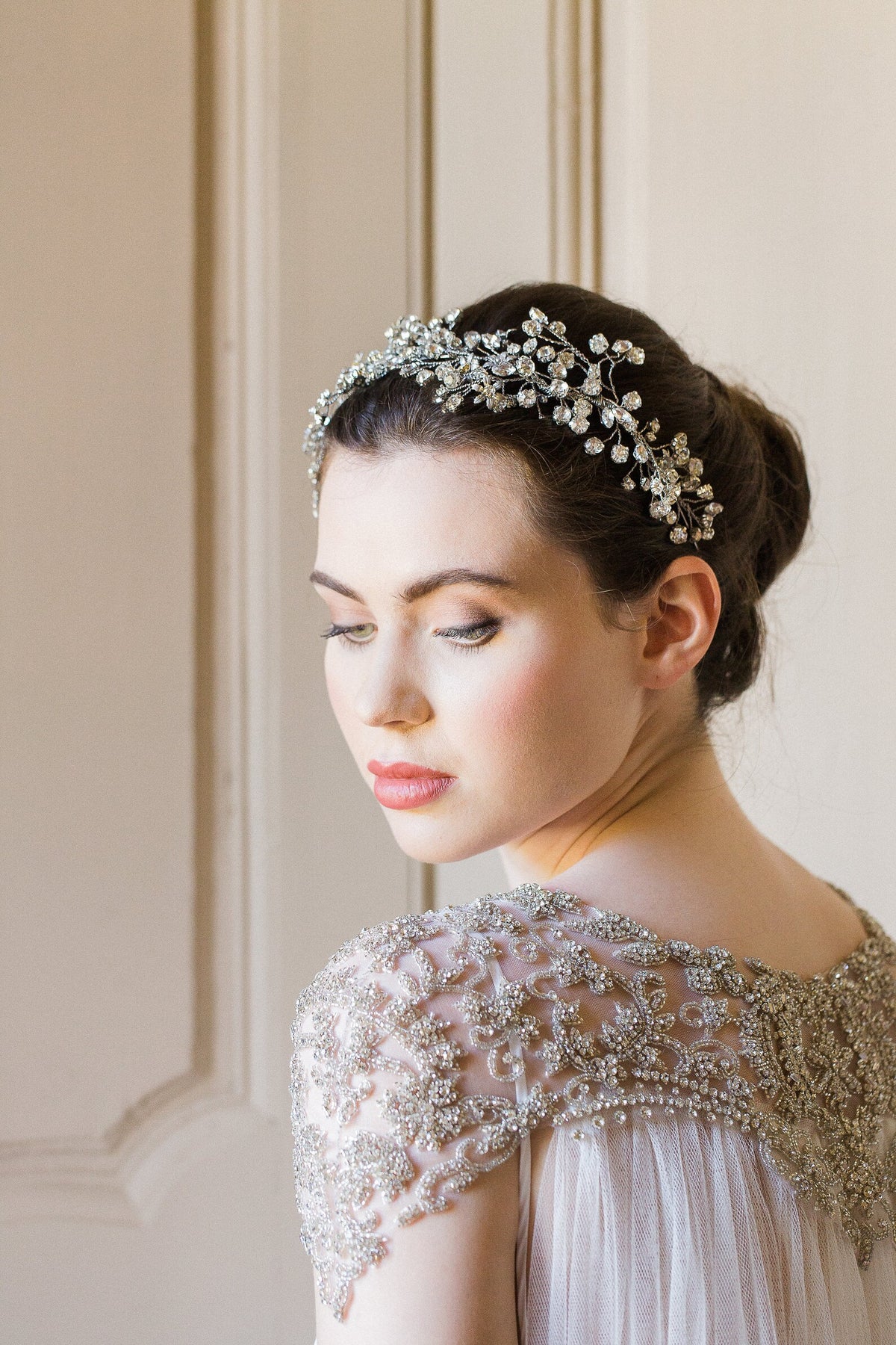 Damaris couture-bruidscape van Hanna Peters × Gibson Bespoke met handgeborduurde kristallen in geometrische patronen, een verfijnde schouderlijn en een zachte, vloeiende tule sleep.