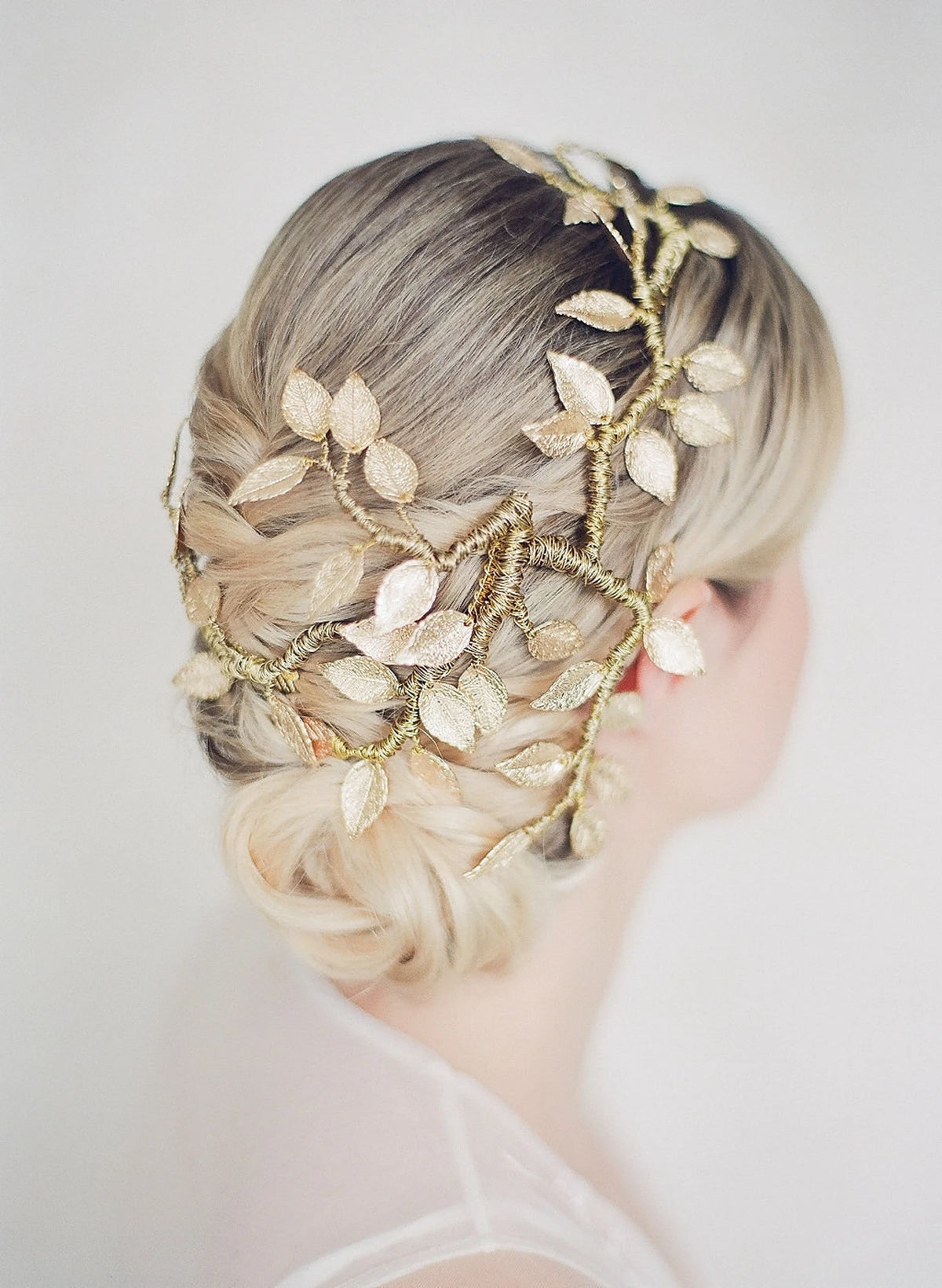 De Rijen gouden botanische bruids haarrank van Hanna Peters × Gibson Bespoke met handgevormde gouden wijnbladeren, flexibele takken en een verfijnde antieke afwerking.