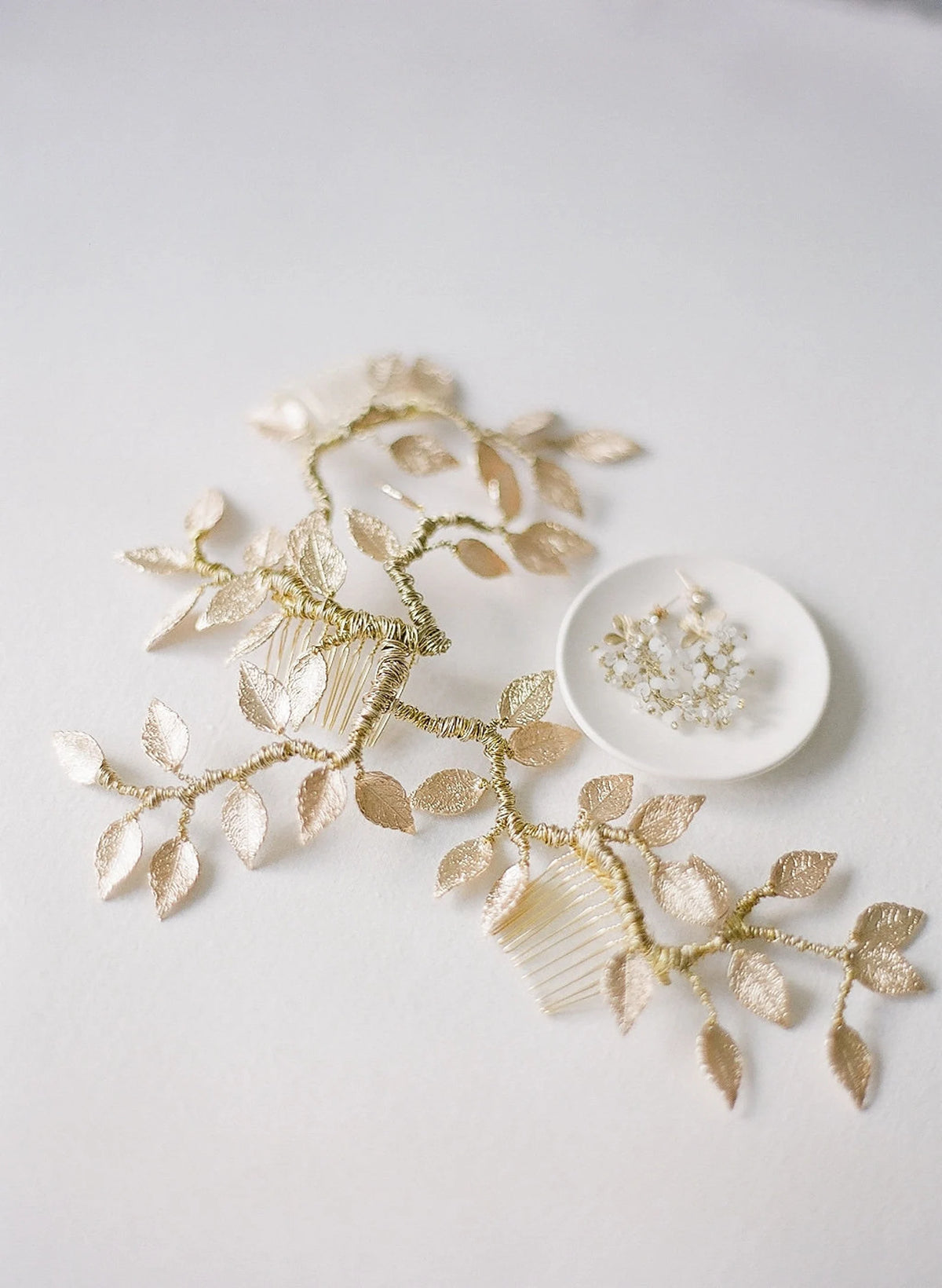 De Rijen gouden botanische bruids haarrank van Hanna Peters × Gibson Bespoke met handgevormde gouden wijnbladeren, flexibele takken en een verfijnde antieke afwerking.