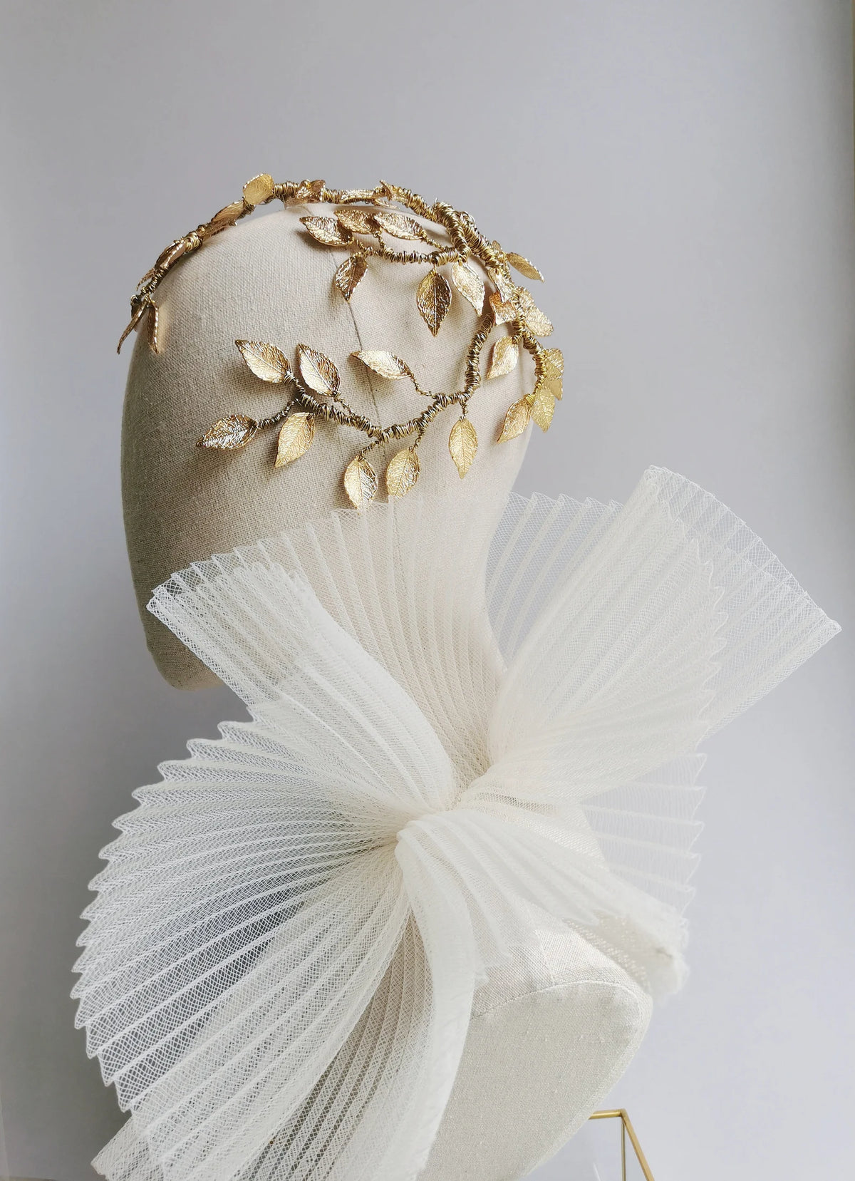 De Rijen gouden botanische bruids haarrank van Hanna Peters × Gibson Bespoke met handgevormde gouden wijnbladeren, flexibele takken en een verfijnde antieke afwerking.