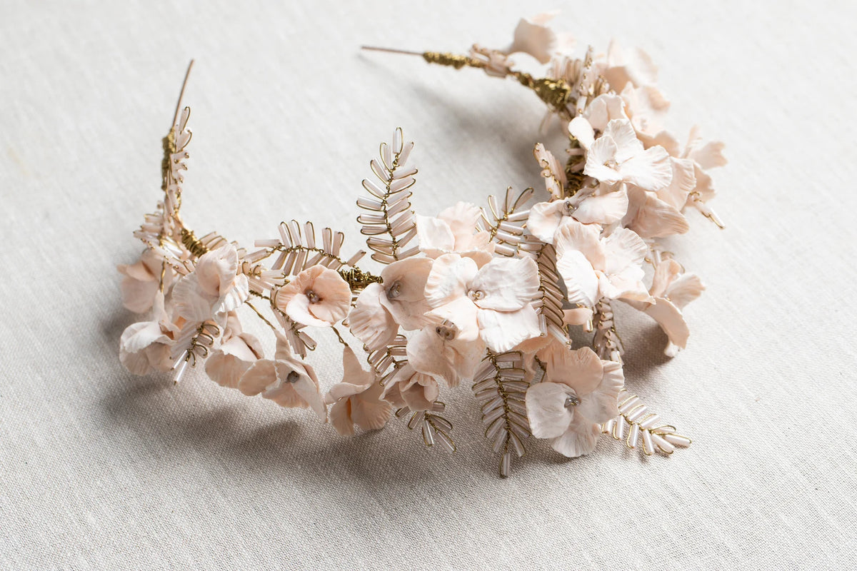 Diptiek luxe bruids haarband van Hanna Peters × Gibson Bespoke met handgemaakte porseleinen bloemen in nude blush en verfijnde botanische details