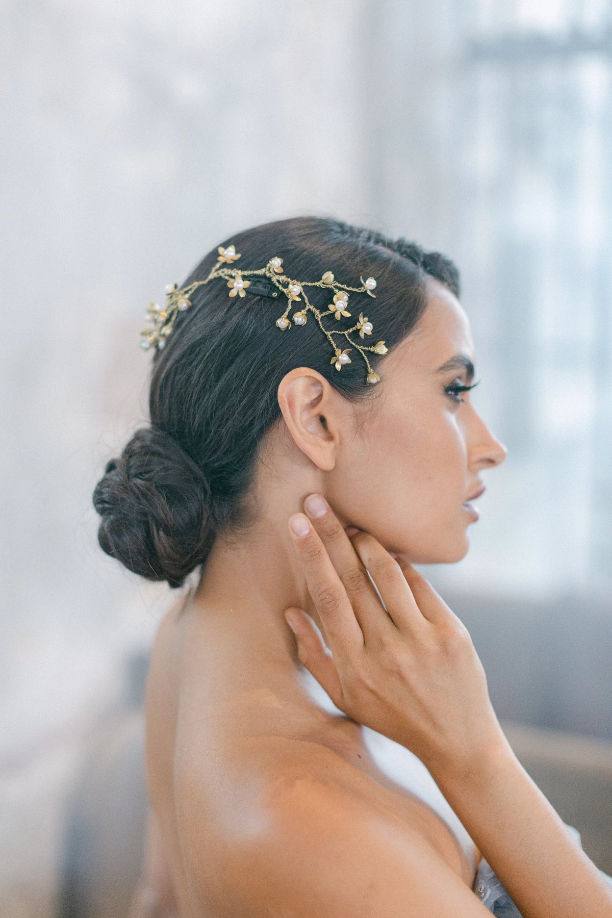 Farren antiek gouden bloemen haarsieraad van Hanna Peters × Gibson Bespoke met handgeschilderde bloemen en ivoren barokke zoetwaterparels