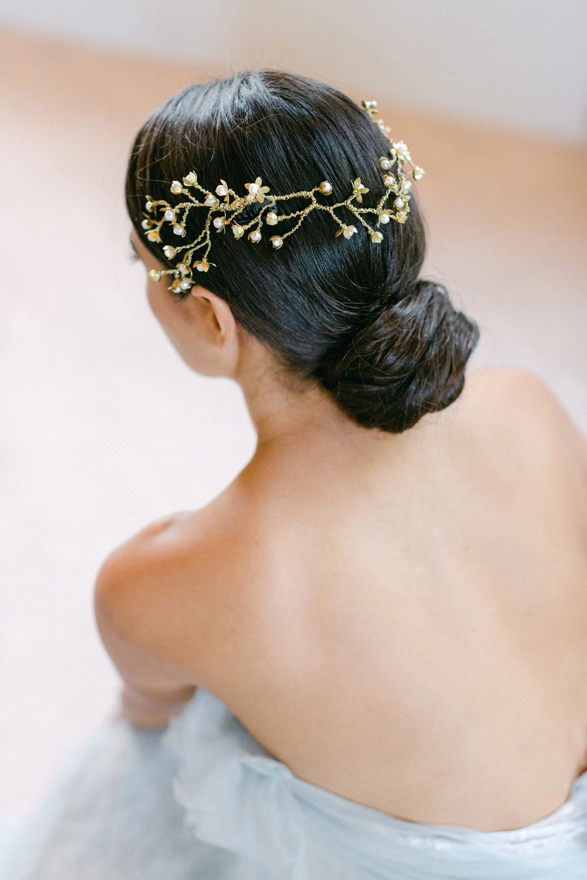 Farren antiek gouden bloemen haarsieraad van Hanna Peters × Gibson Bespoke met handgeschilderde bloemen en ivoren barokke zoetwaterparels
