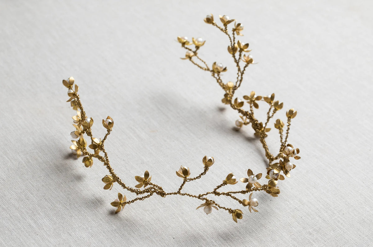 Farren antiek gouden bloemen haarsieraad van Hanna Peters × Gibson Bespoke met handgeschilderde bloemen en ivoren barokke zoetwaterparels