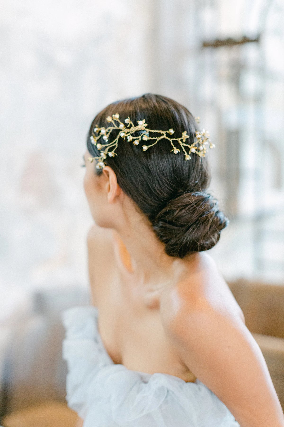 Farren antiek gouden bloemen haarsieraad van Hanna Peters × Gibson Bespoke met handgeschilderde bloemen en ivoren barokke zoetwaterparels