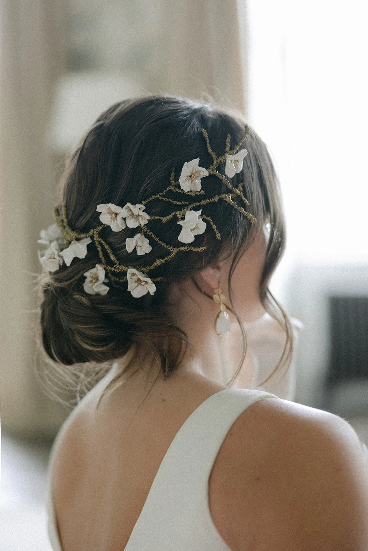 Freesia romantische bruids haarrank van Hanna Peters × Gibson Bespoke met handgemaakte ivoren bloemen van koud porselein, antiek gouden bloemharten en verfijnde metalen bedrading.