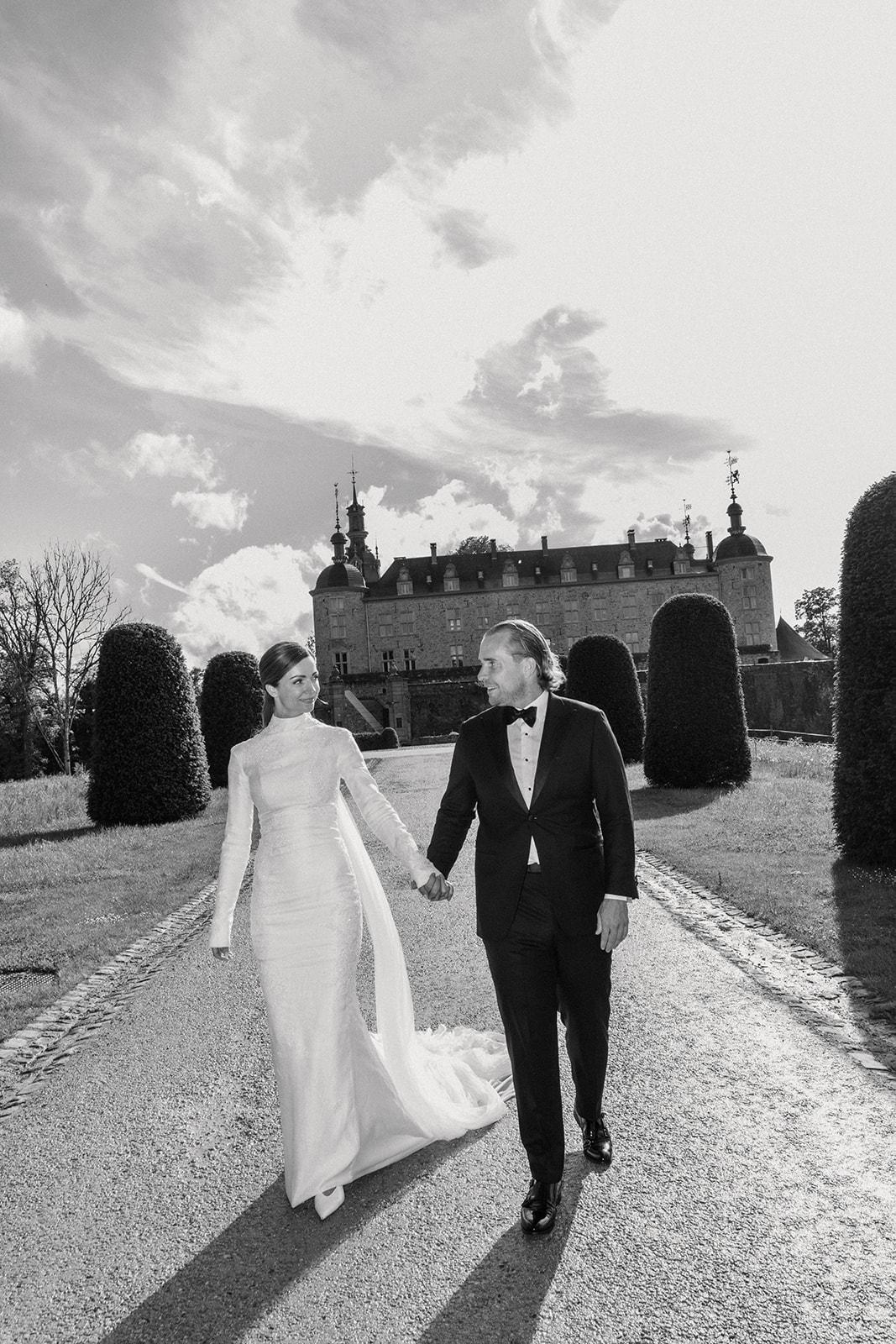 trouwjurk met hoge hals, lange mouwen en open rug. klassieke trouwjurk haute couture