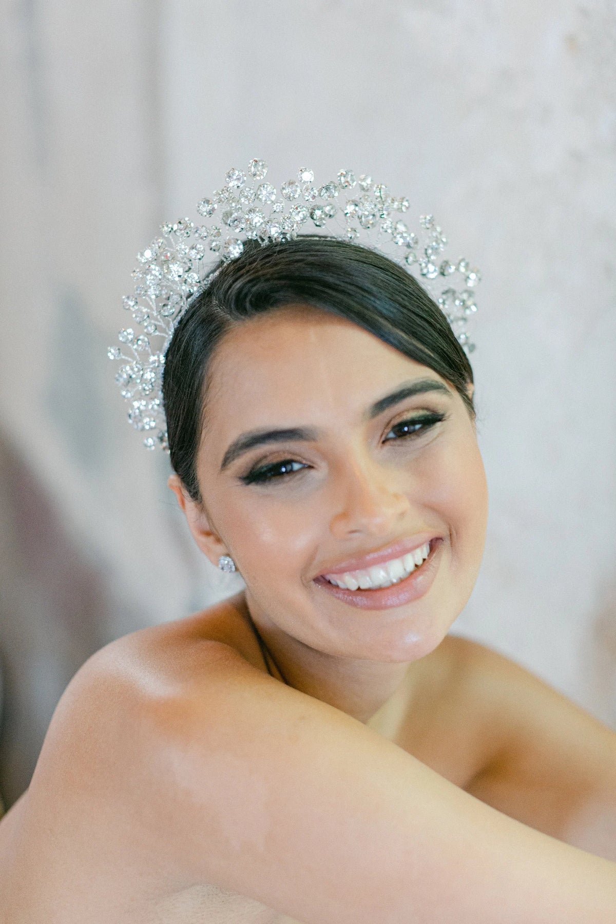 Lalique luxe bruids haarband van Hanna Peters × Gibson Bespoke met briljant geslepen Swarovski-kristallen in een schitterend halo-ontwerp en een met zijde omwikkelde haarband.