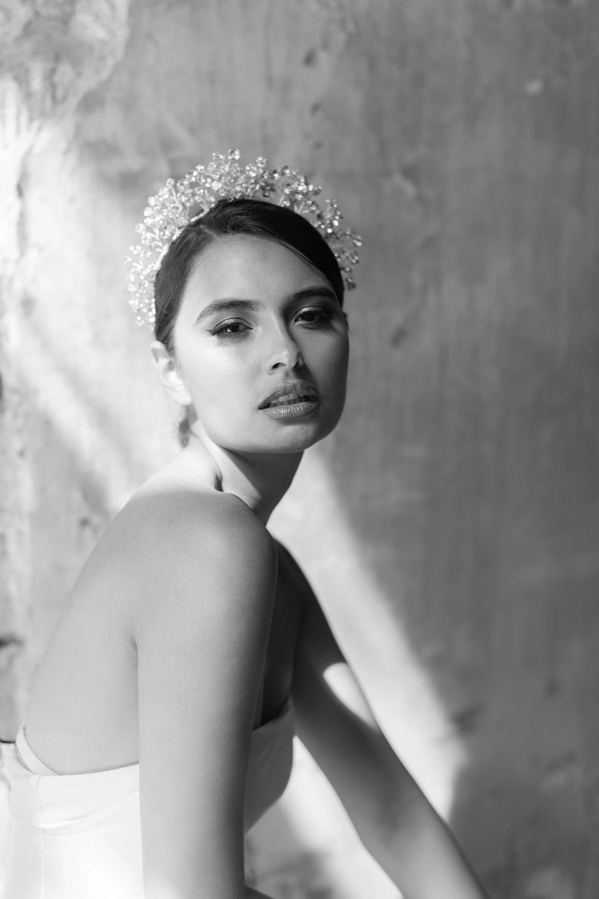 Lalique luxe bruids haarband van Hanna Peters × Gibson Bespoke met briljant geslepen Swarovski-kristallen in een schitterend halo-ontwerp en een met zijde omwikkelde haarband.