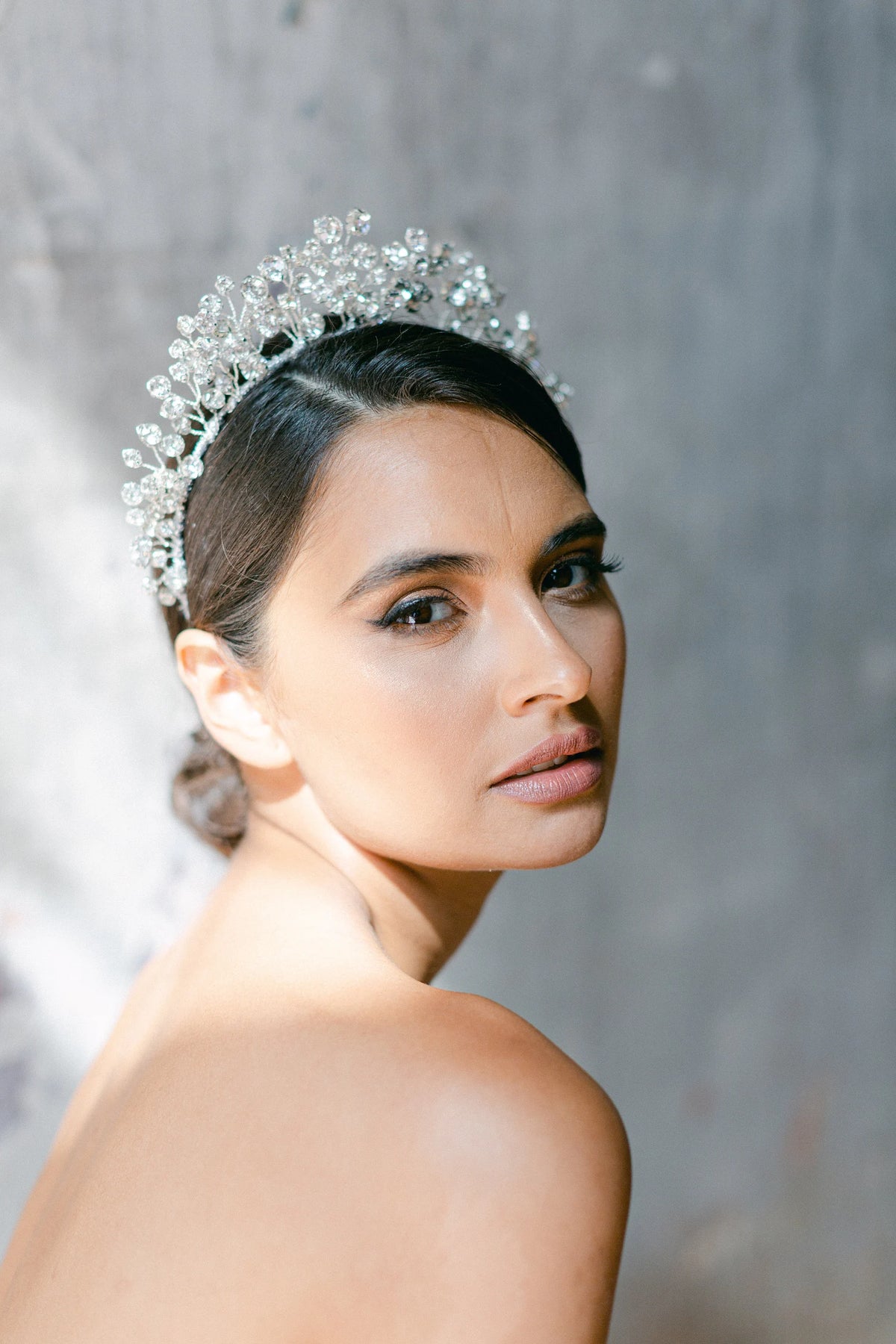 Lalique luxe bruids haarband van Hanna Peters × Gibson Bespoke met briljant geslepen Swarovski-kristallen in een schitterend halo-ontwerp en een met zijde omwikkelde haarband.