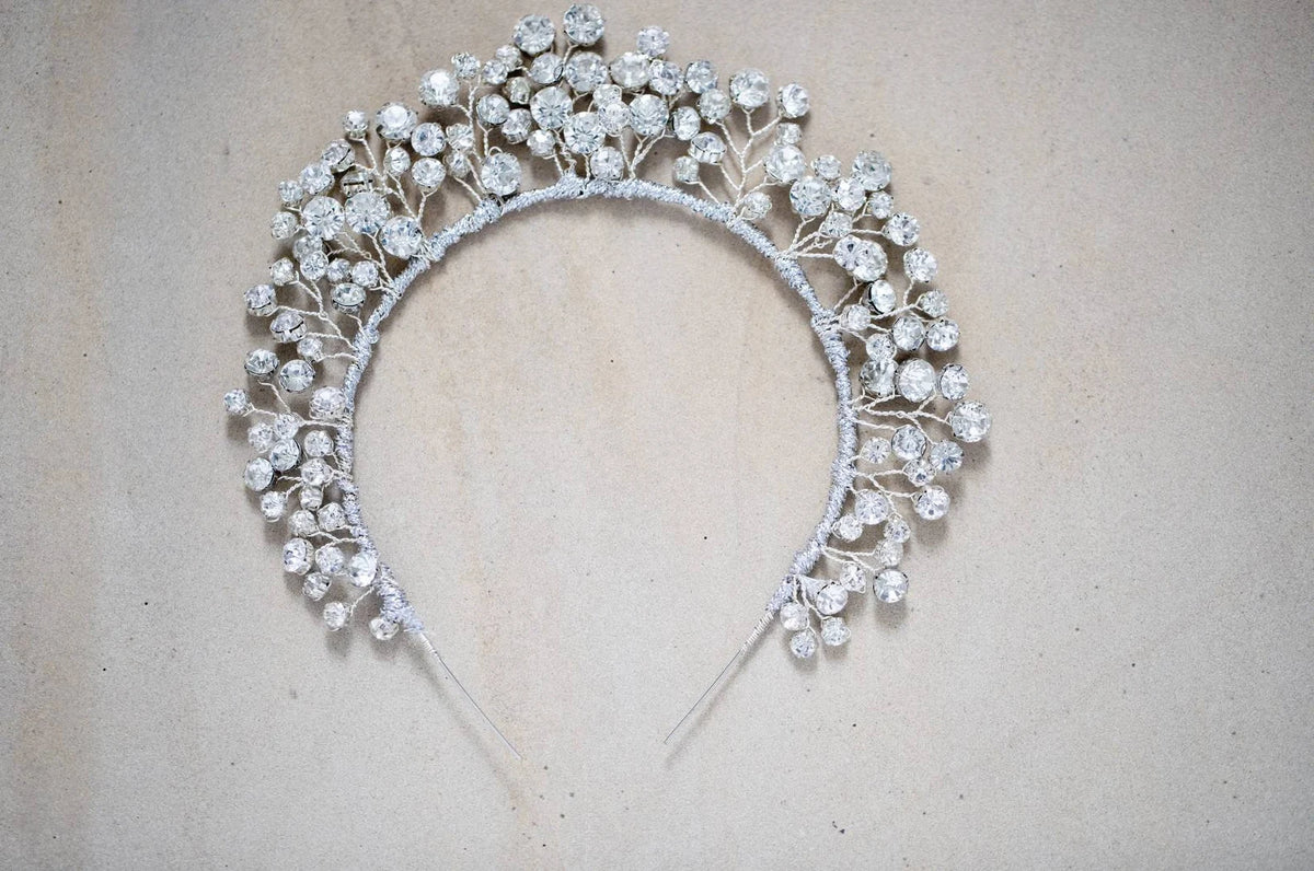 Lalique luxe bruids haarband van Hanna Peters × Gibson Bespoke met briljant geslepen Swarovski-kristallen in een schitterend halo-ontwerp en een met zijde omwikkelde haarband.