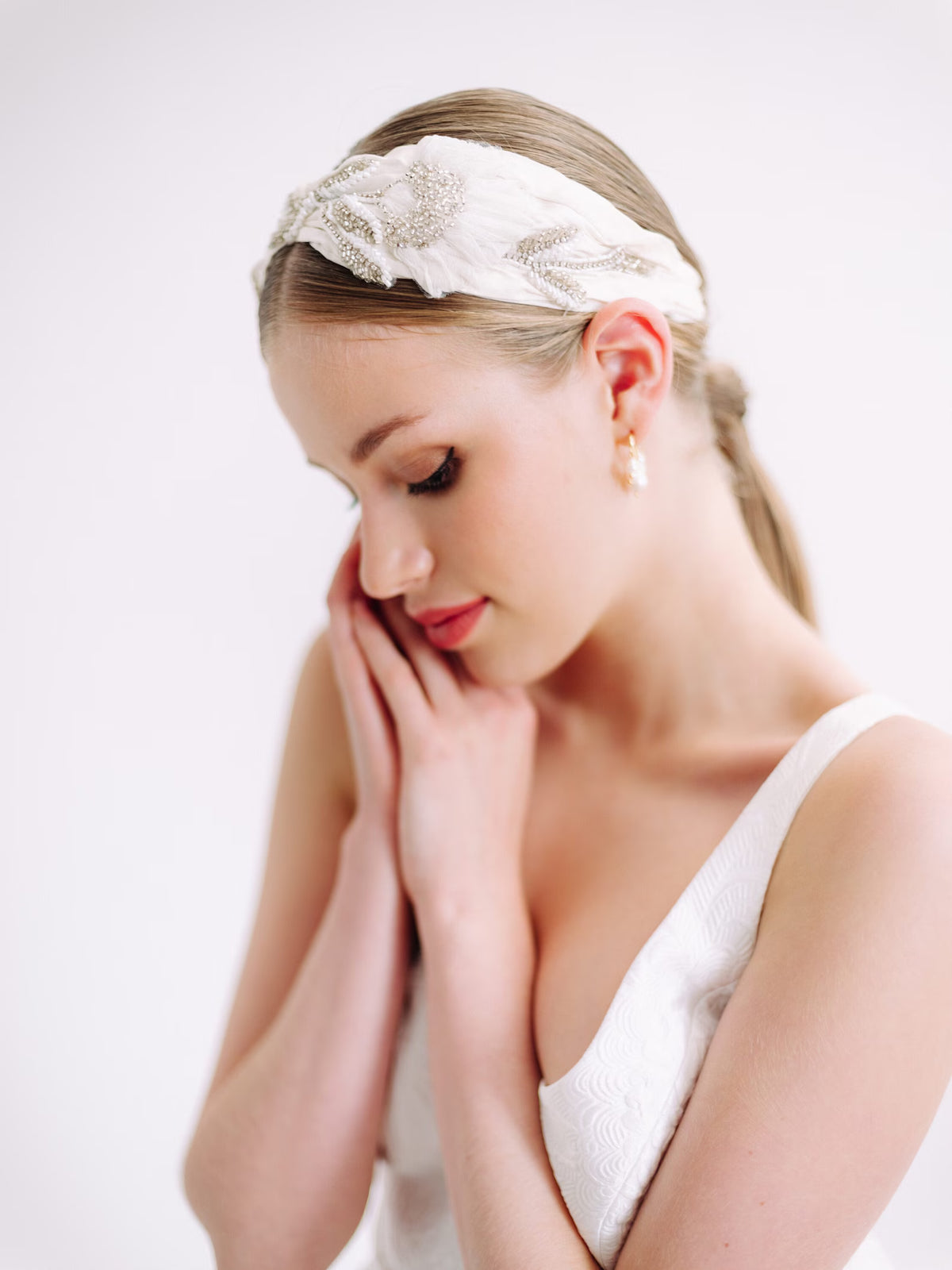 Odette - Ivoor zijden bruidshoofdband met lotusbloemen en kristallen - Ivory Silk Bridal Headband with Lotus Flowers and Crystals Hanna Peters x Gibson Bespoke