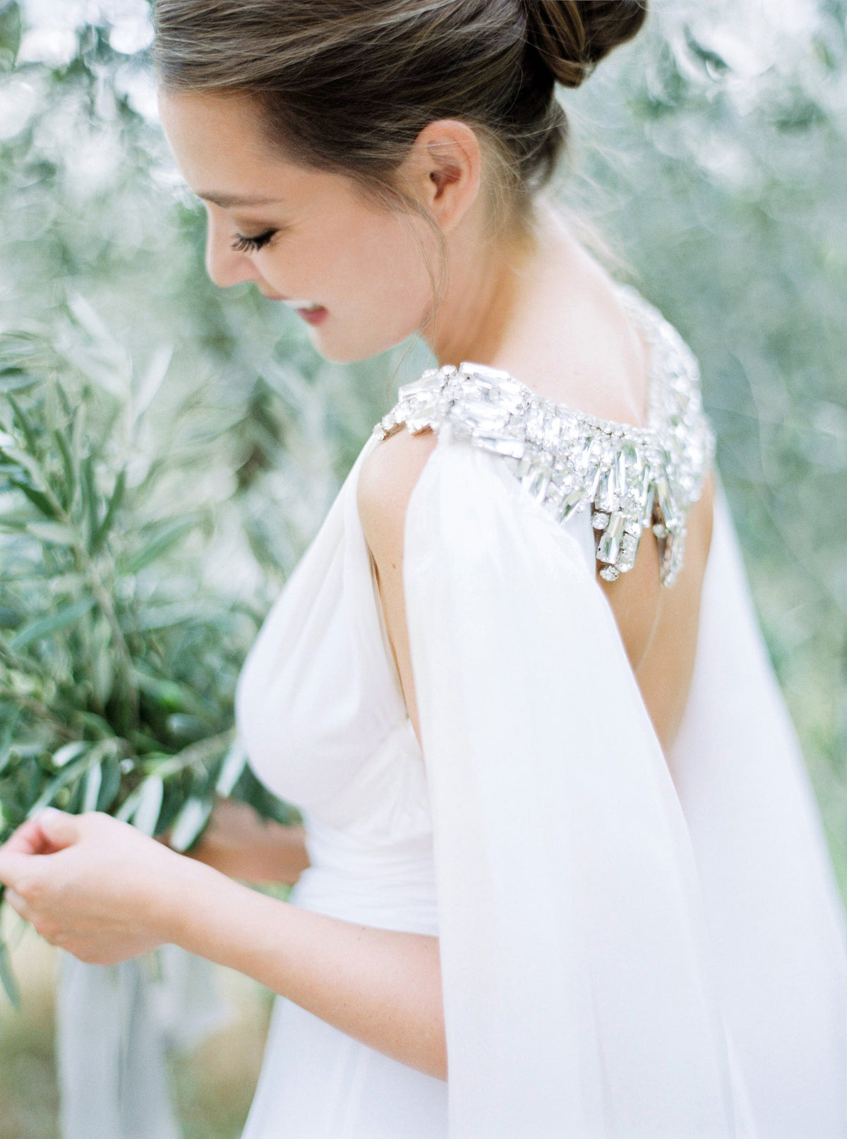 Orion couture-halsstuk van Hanna Peters × Gibson Bespoke, met handgeborduurde kristallen in geometrische patronen op ivoorkleurige illusietule en een afneembare, vloerlange zijden Watteau-sleep.