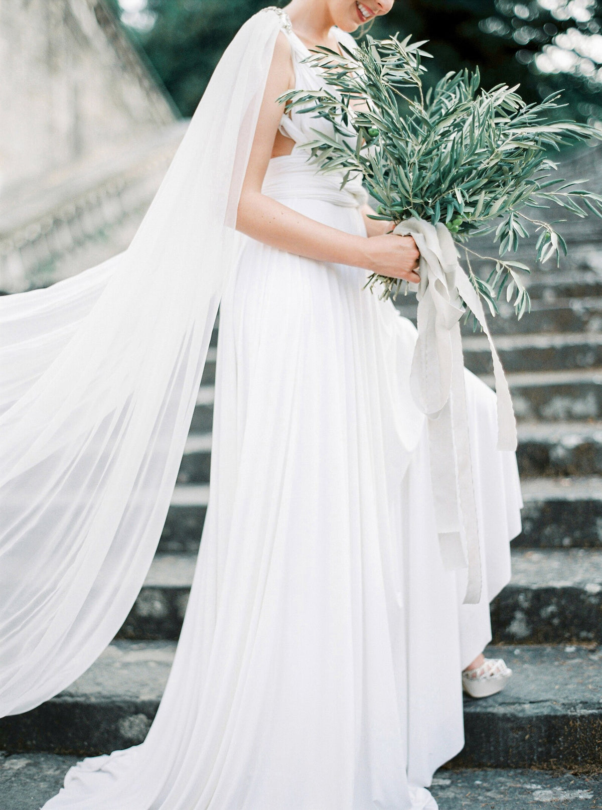 Orion couture-halsstuk van Hanna Peters × Gibson Bespoke, met handgeborduurde kristallen in geometrische patronen op ivoorkleurige illusietule en een afneembare, vloerlange zijden Watteau-sleep.
