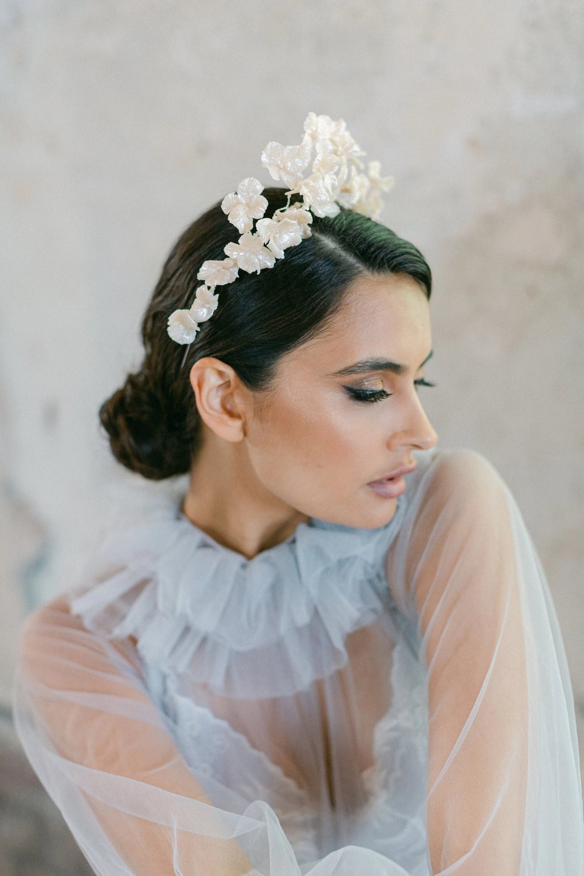 Paloma luxe bruids haarband van Hanna Peters × Gibson Bespoke met handgemaakte crèmekleurige porseleinen bloemen, subtiele glans en verfijnde meeldraden