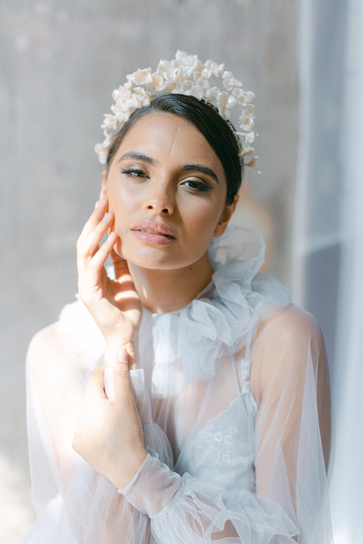 Paloma luxe bruids haarband van Hanna Peters × Gibson Bespoke met handgemaakte crèmekleurige porseleinen bloemen, subtiele glans en verfijnde meeldraden