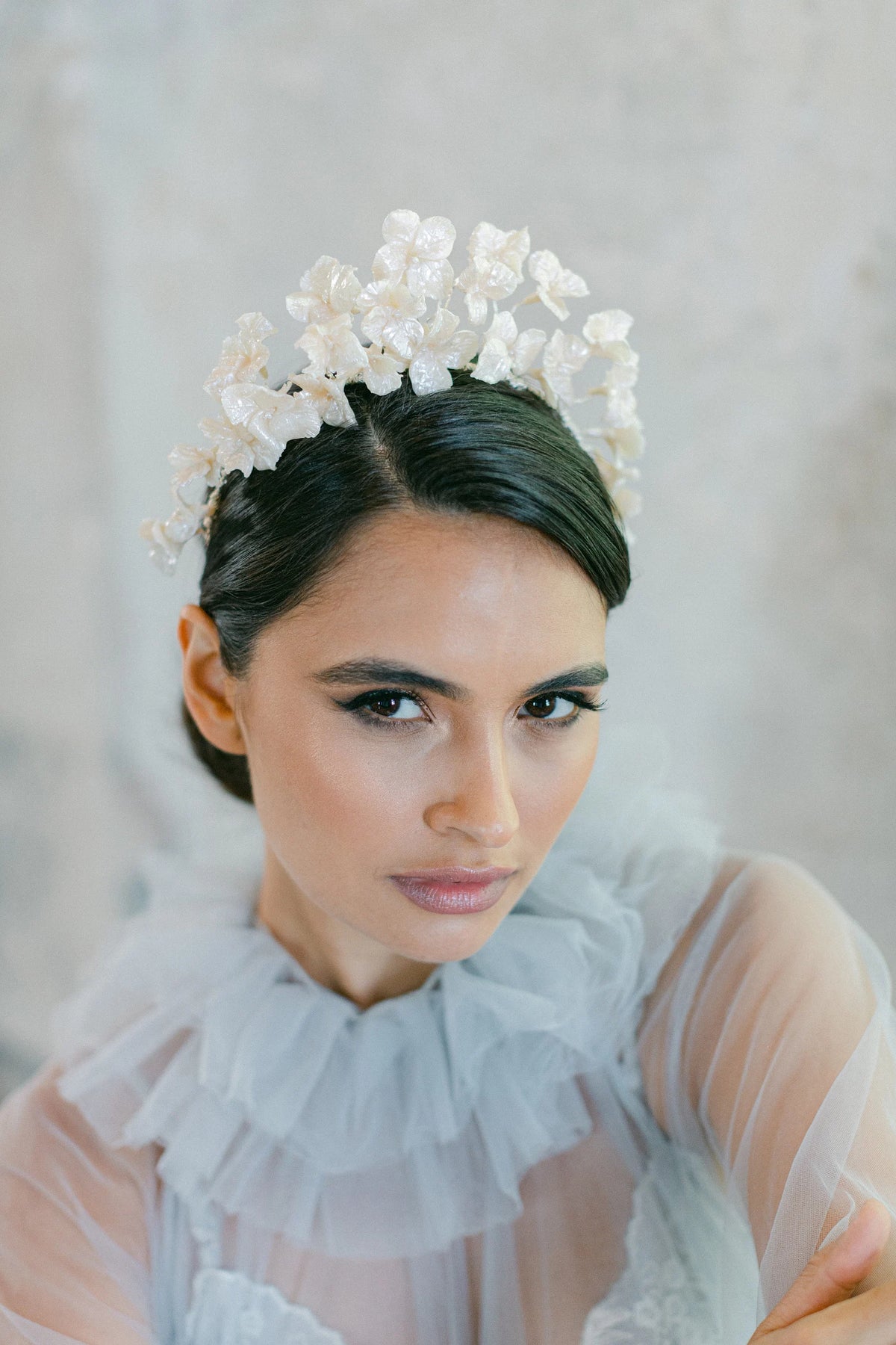 Paloma luxe bruids haarband van Hanna Peters × Gibson Bespoke met handgemaakte crèmekleurige porseleinen bloemen, subtiele glans en verfijnde meeldraden