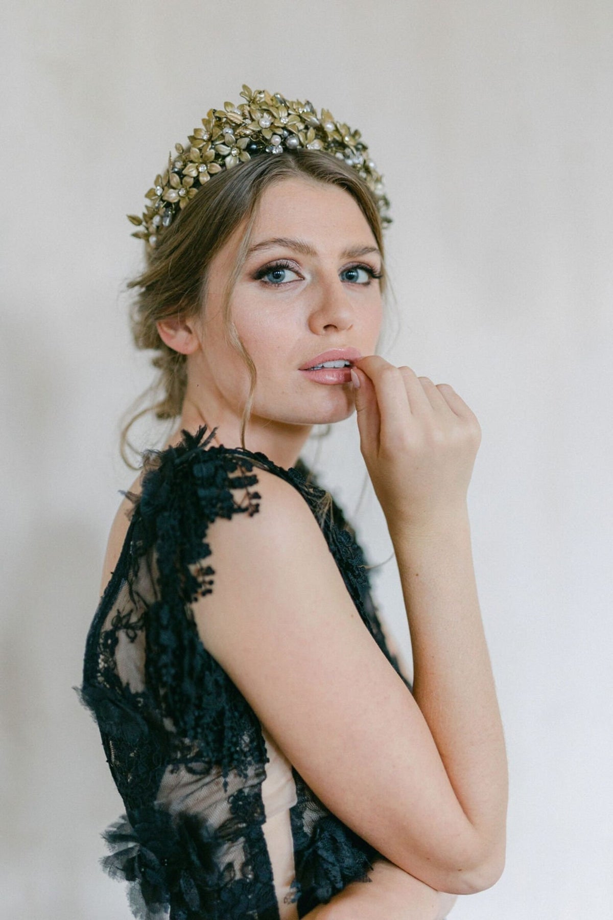 Parijs luxe bruidskroon van Hanna Peters × Gibson Bespoke met handgeschilderde bloemen, botanische takken, barok- en Keshi-parels, opalen en schitterende kristallen.