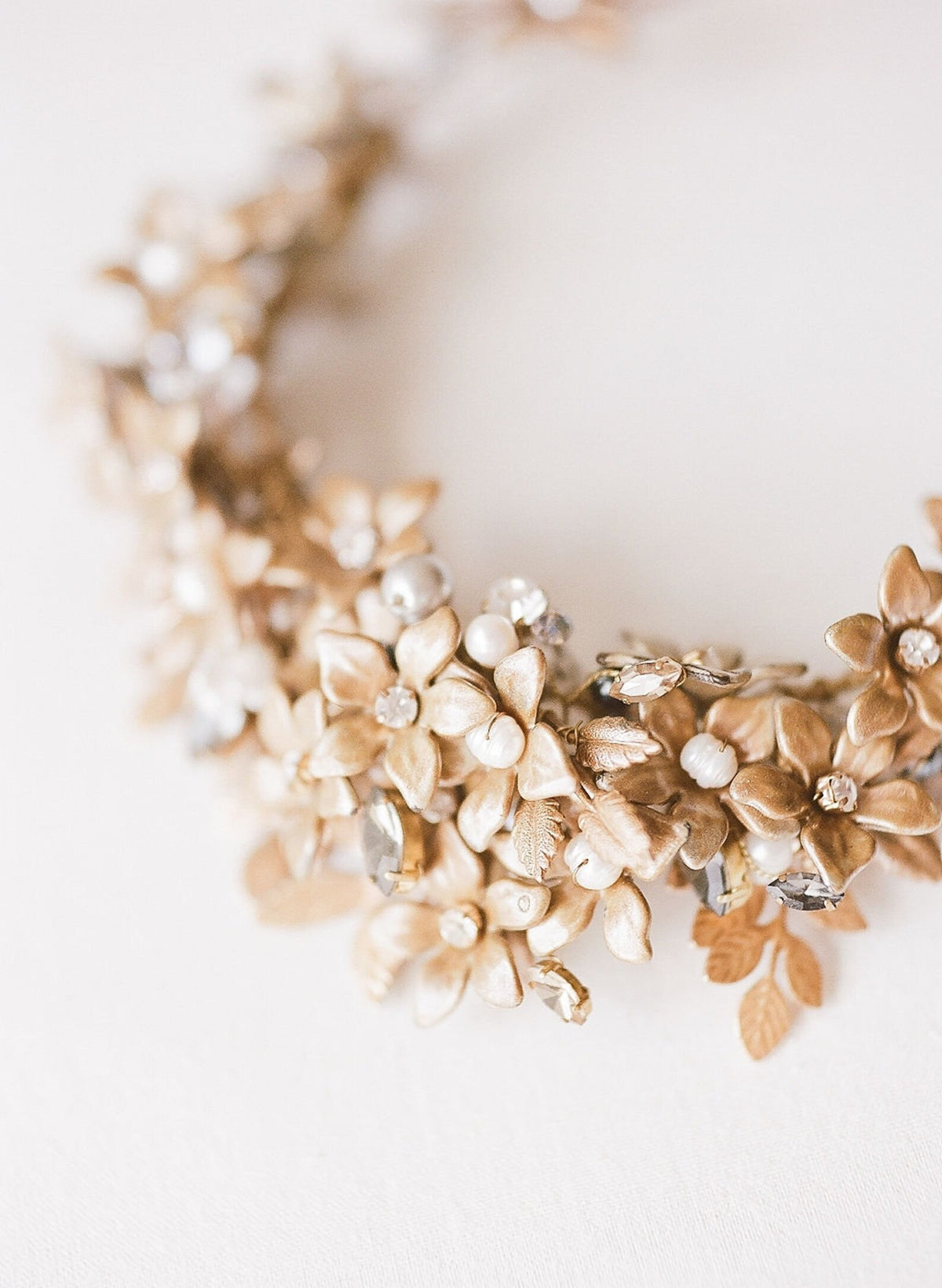 Parijs luxe bruidskroon van Hanna Peters × Gibson Bespoke met handgeschilderde bloemen, botanische takken, barok- en Keshi-parels, opalen en schitterende kristallen.