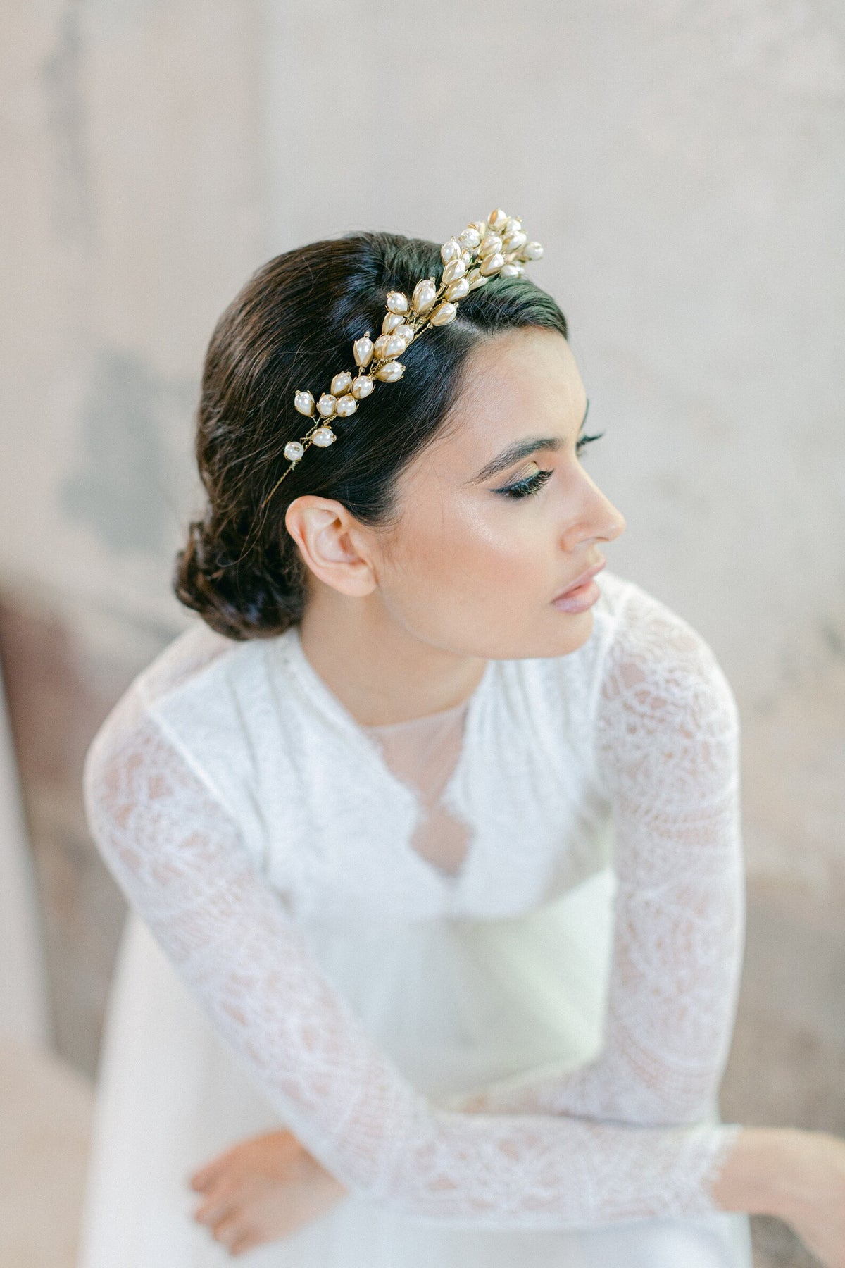 Pippin botanische bruids haarband van Hanna Peters × Gibson Bespoke met handgeschilderde metalen bladeren, sierlijke ranken en ivoorkleurige peervormige glasparels met gouden accenten.