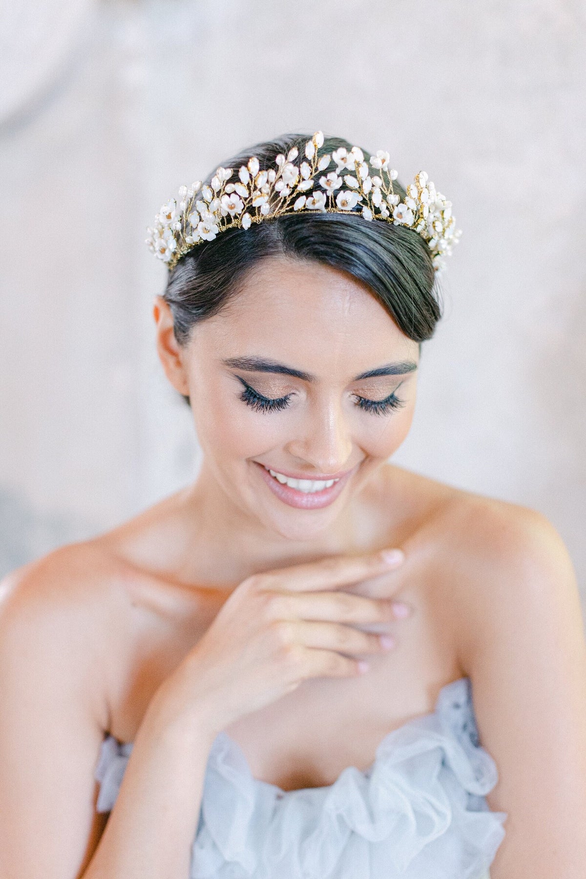 Remi botanische bruids haarband van Hanna Peters × Gibson Bespoke met handgemaakte porseleinen bloemen, opaalkristallen en natuurlijke zaadparels.