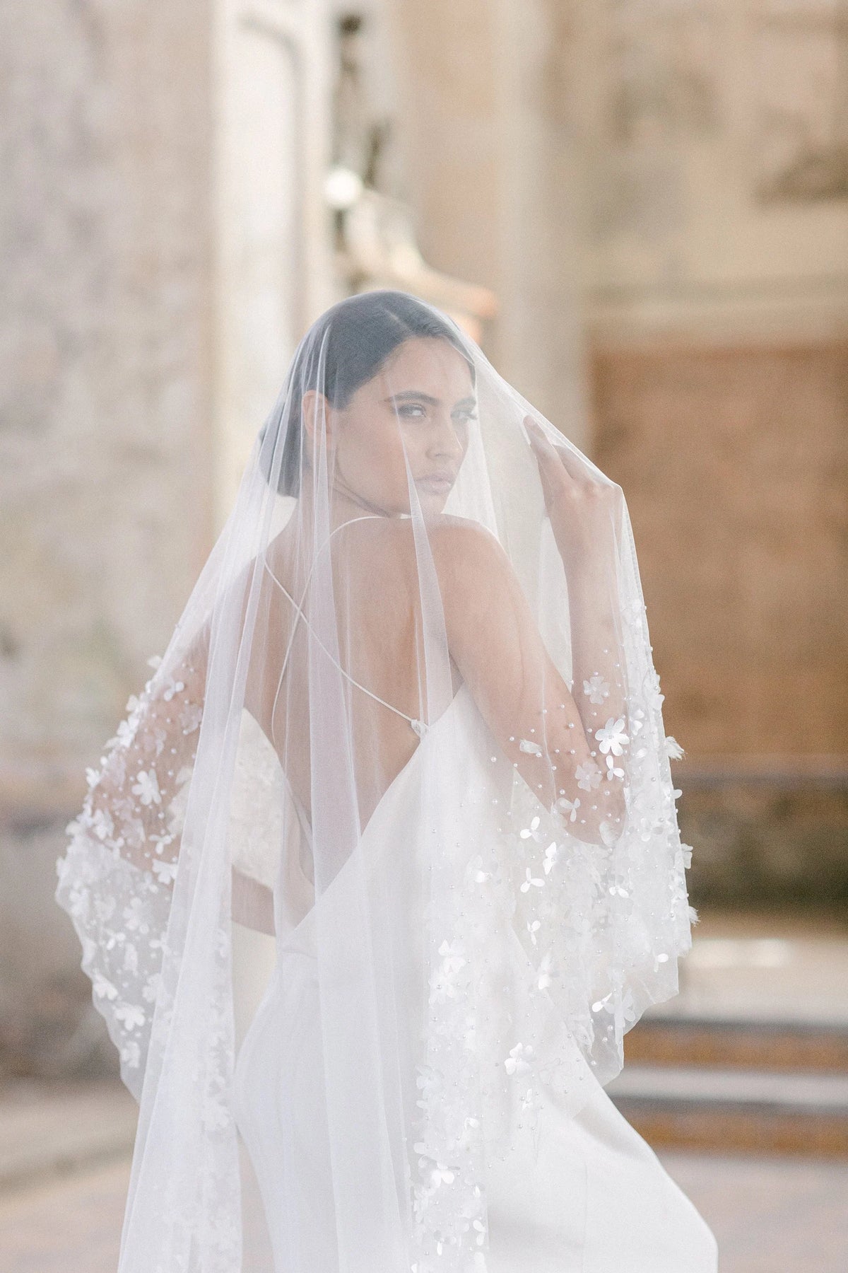 Seraphine romantische bruidssluier van Hanna Peters × Gibson Bespoke met handgemaakte bloemen van zijdesatijn, zijdechiffon en tule, verspreide glasparels en een lange sleep.