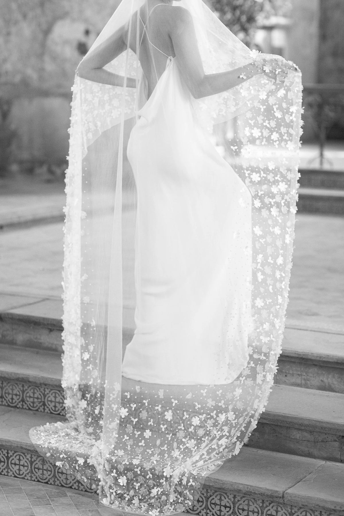 Seraphine romantische bruidssluier van Hanna Peters × Gibson Bespoke met handgemaakte bloemen van zijdesatijn, zijdechiffon en tule, verspreide glasparels en een lange sleep.