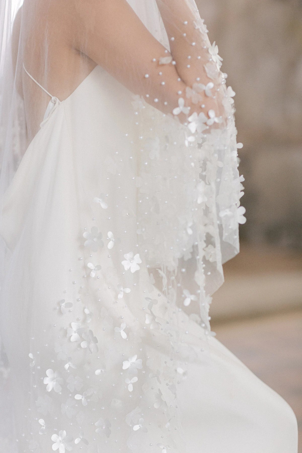 Seraphine romantische bruidssluier van Hanna Peters × Gibson Bespoke met handgemaakte bloemen van zijdesatijn, zijdechiffon en tule, verspreide glasparels en een lange sleep.