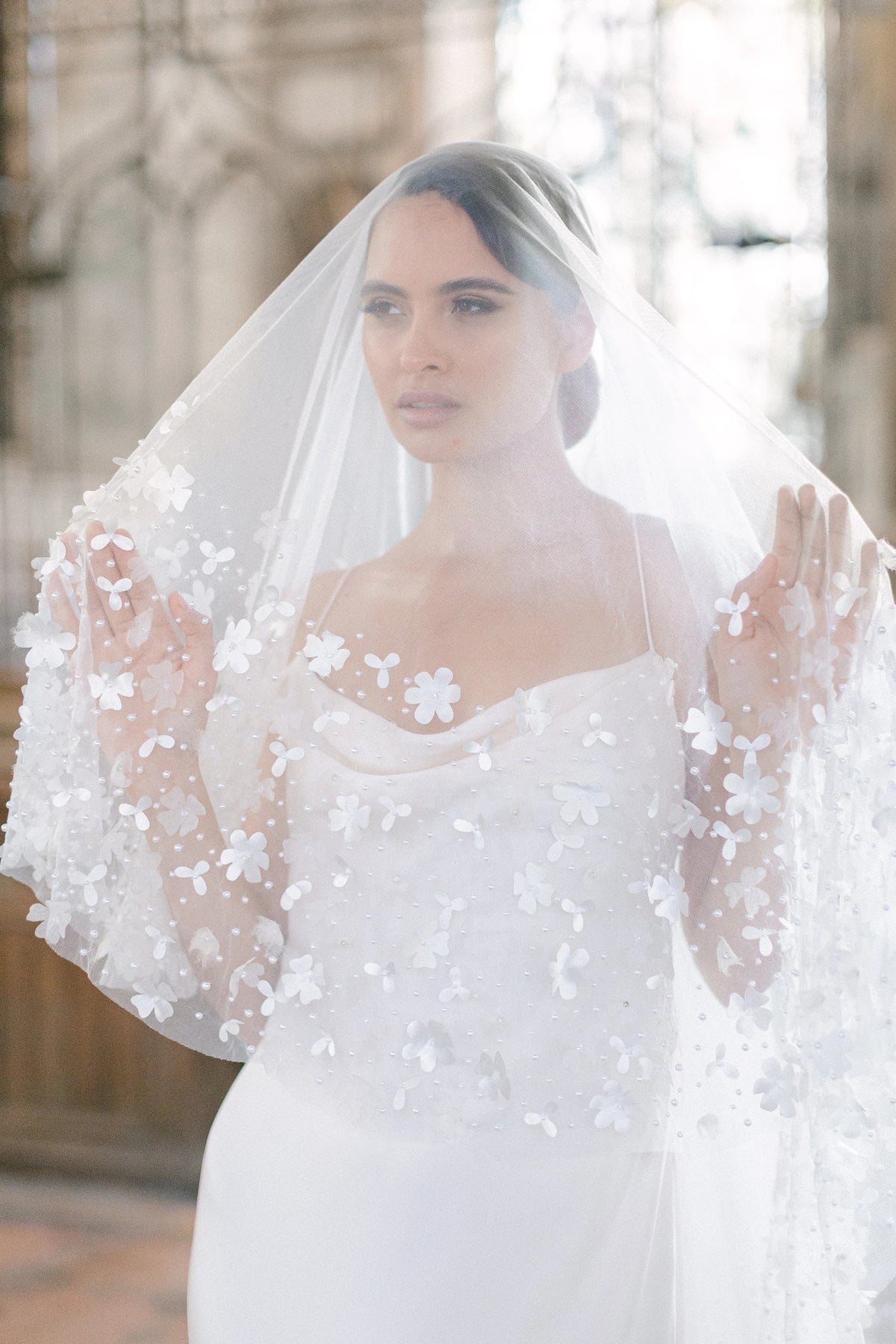 Seraphine romantische bruidssluier van Hanna Peters × Gibson Bespoke met handgemaakte bloemen van zijdesatijn, zijdechiffon en tule, verspreide glasparels en een lange sleep.