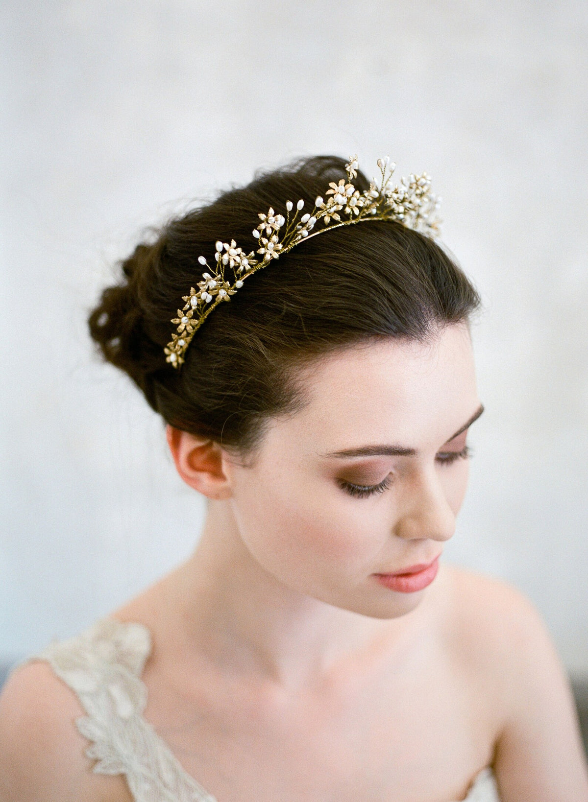 Sirene - Gouden haarband met bloemen en ivoren rijstparels - Gold Headband with Flowers and Ivory Rice Pearls Hanna Peters x Gibson Bespoke