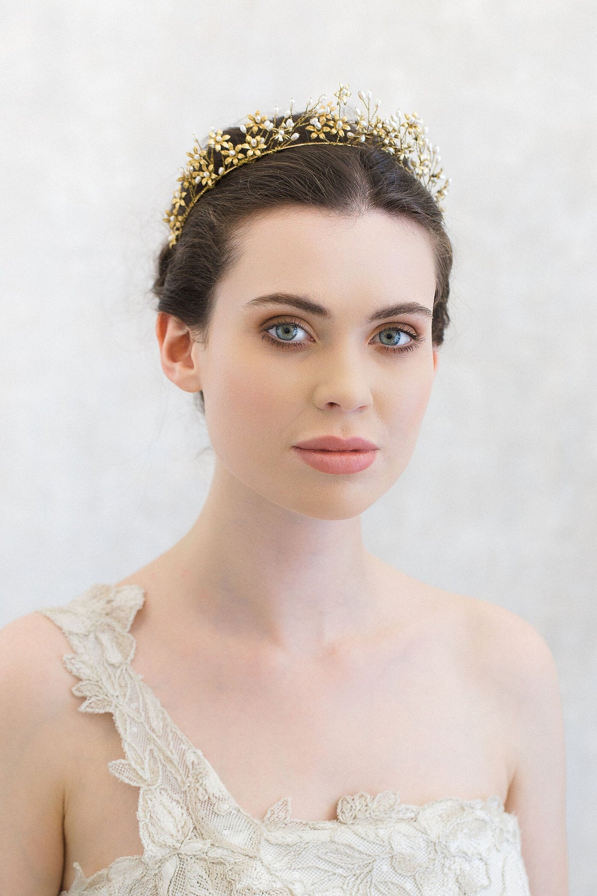 Sirene - Gouden haarband met bloemen en ivoren rijstparels - Gold Headband with Flowers and Ivory Rice Pearls Hanna Peters x Gibson Bespoke