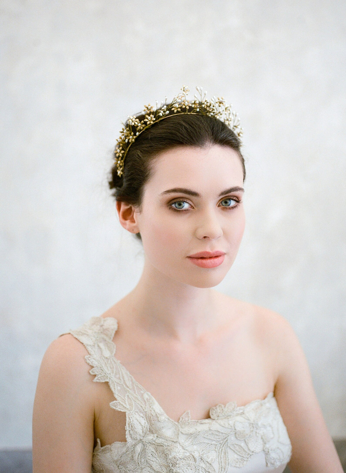 Sirene - Gouden haarband met bloemen en ivoren rijstparels - Gold Headband with Flowers and Ivory Rice Pearls Hanna Peters x Gibson Bespoke