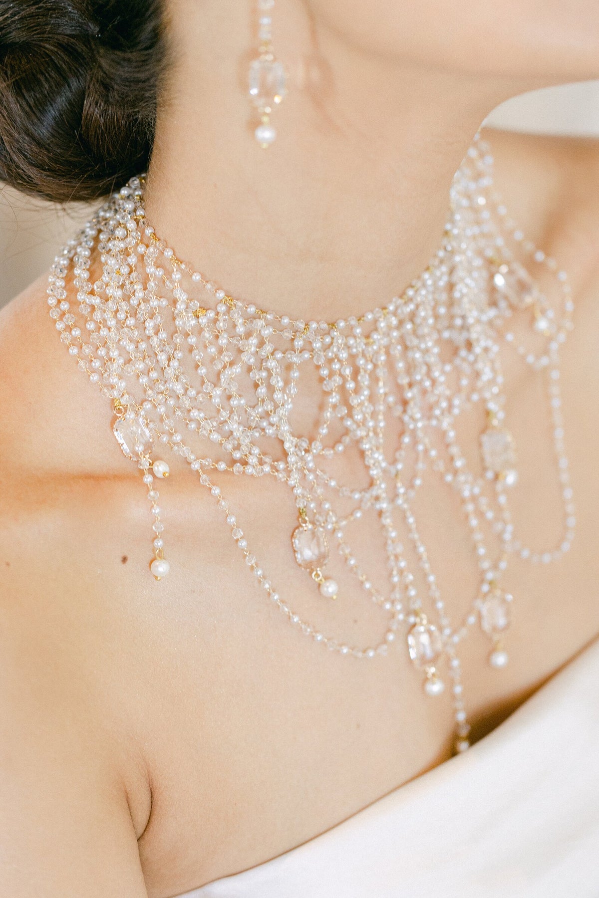 Tsarina ivoorkleurig en goudkleurig bruids halsstuk van Hanna Peters × Gibson Bespoke met glazen parels, smaragdgeslepen kristallen, goudverguld filigraan en een verstelbare ketting.